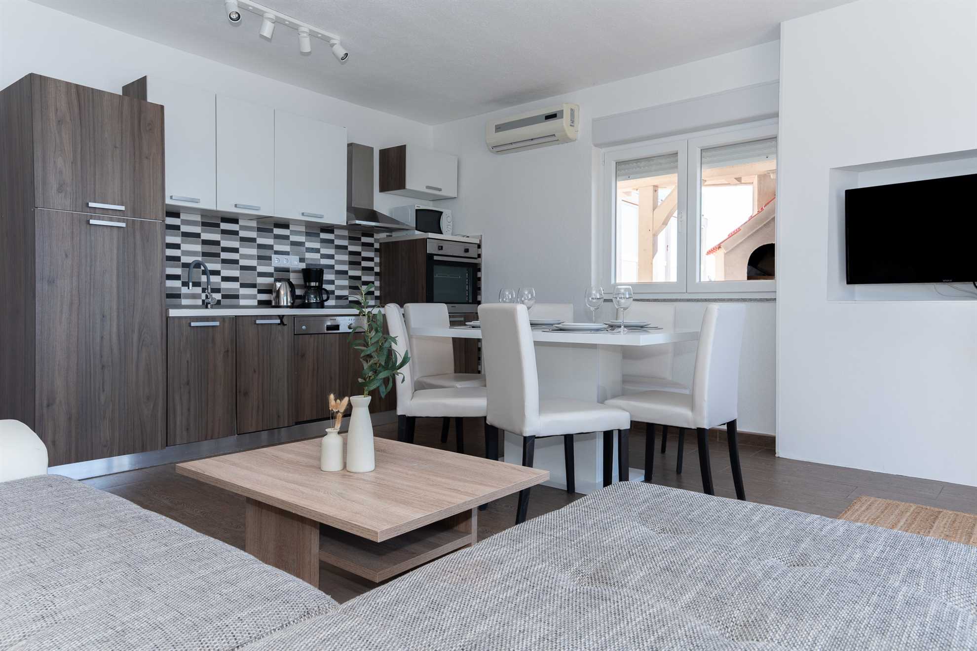 Apartament środkowy z grillem · Sunny hill Apartment with pool and barbecue