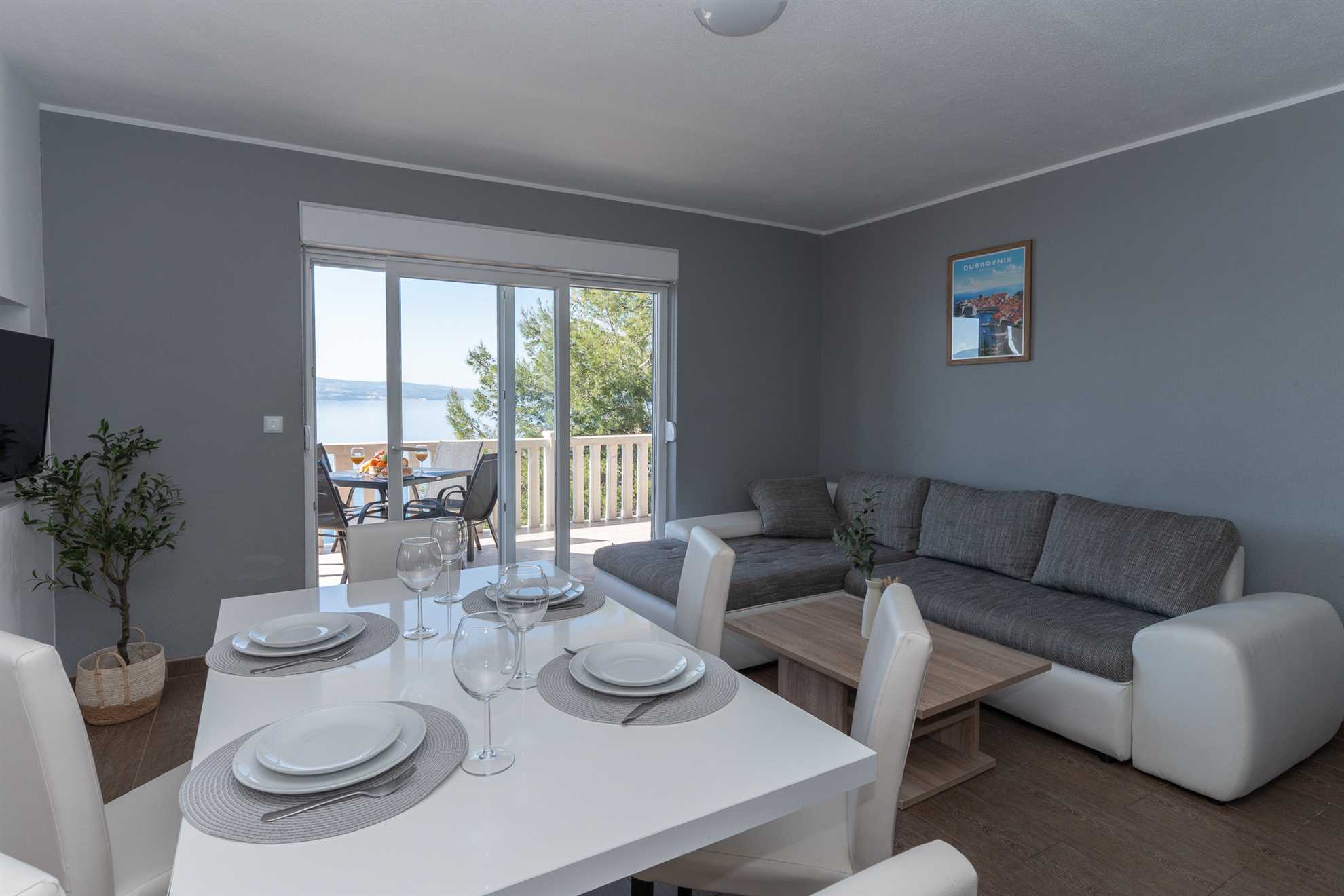 Apartament środkowy z grillem · Sunny hill Apartment with pool and barbecue