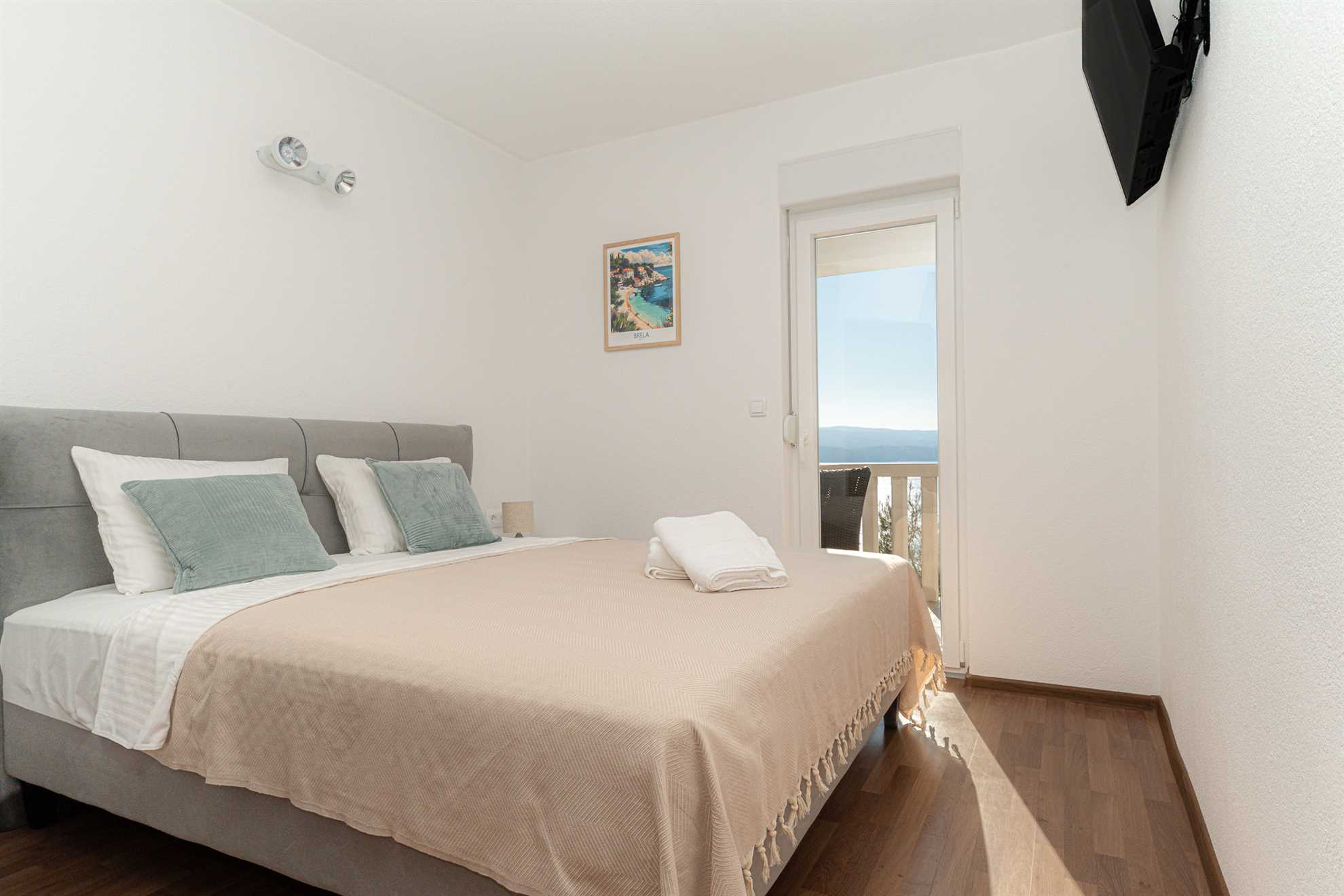 Sunny hill Apartaments with pool