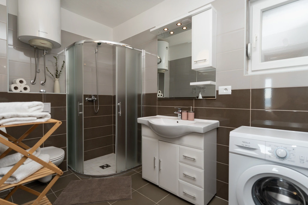 2-Bedroom Apartment with Pool in Čelina