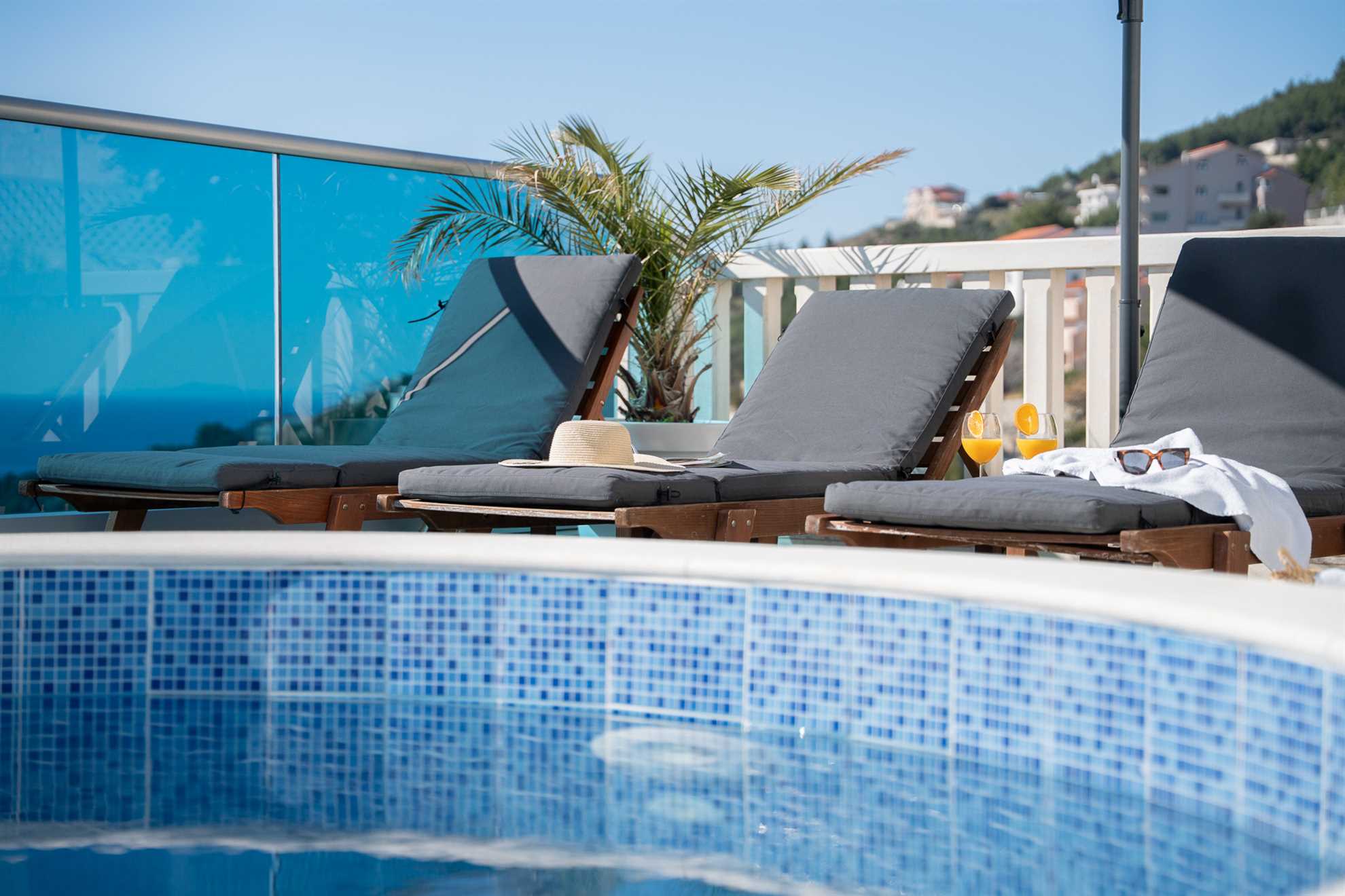 Sunny hill Apartaments with pool