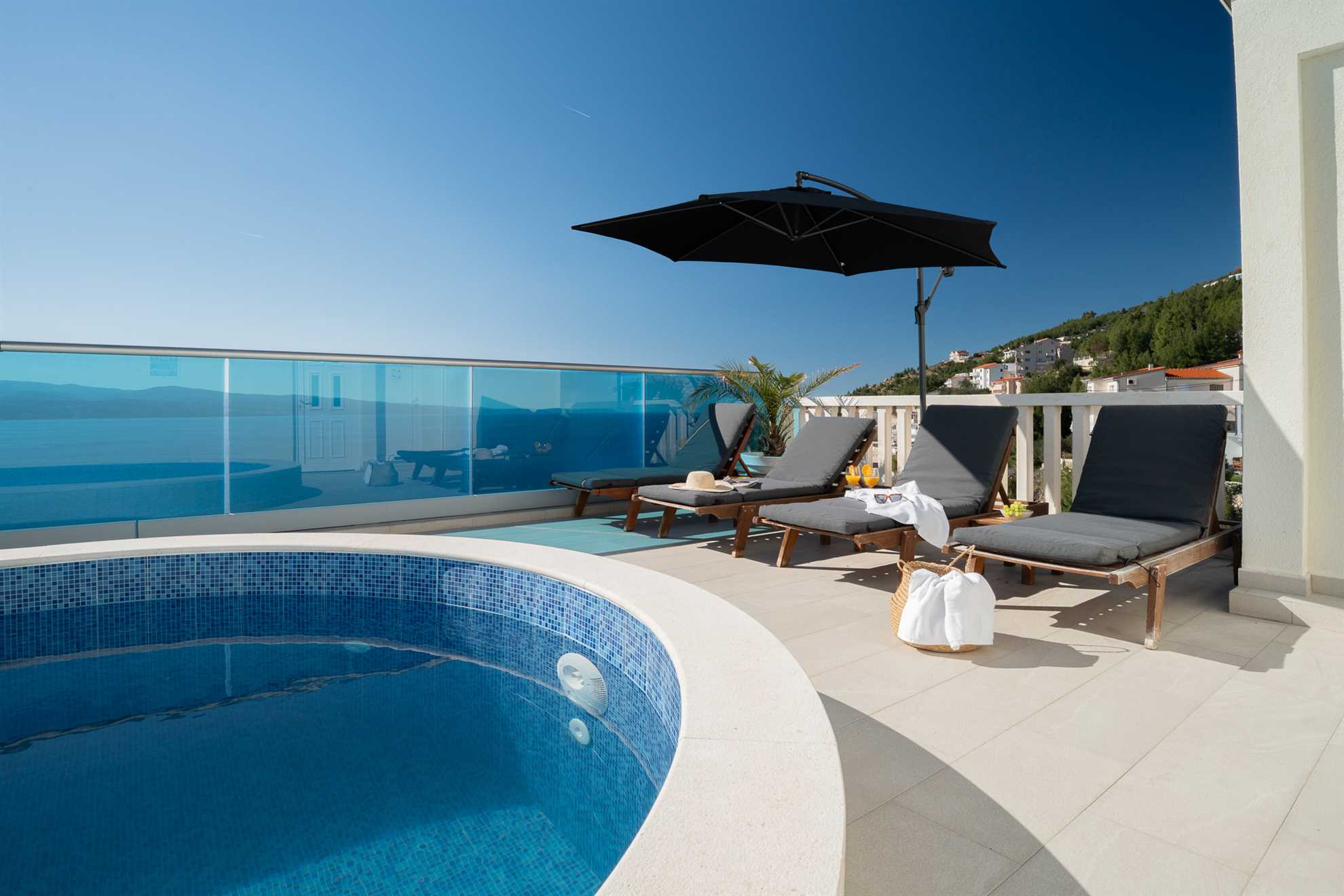 Sunny hill Apartaments with pool