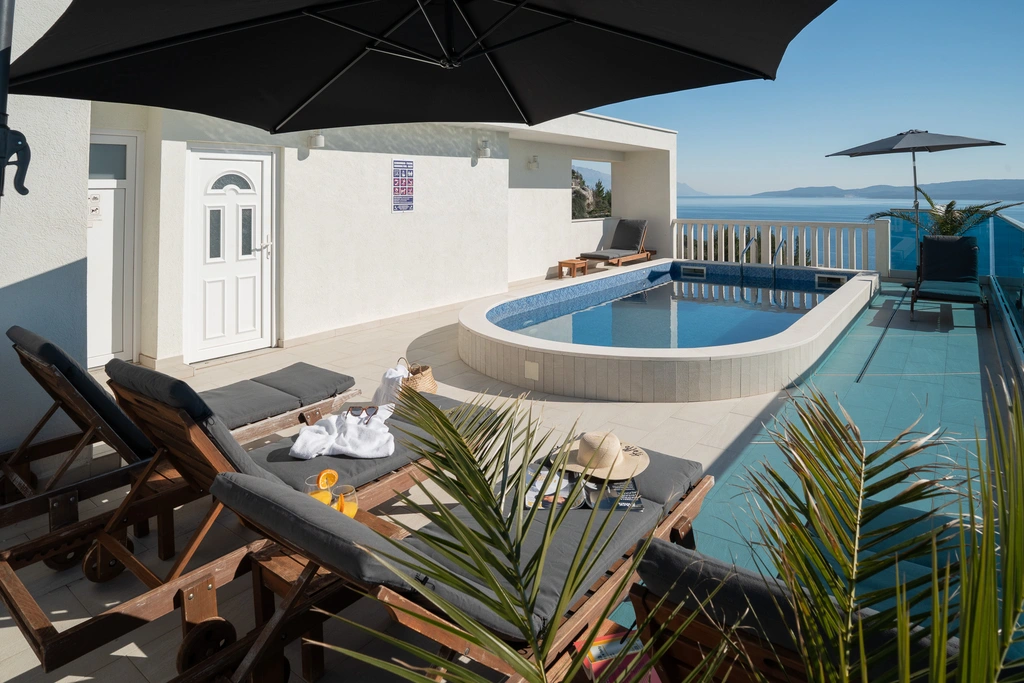 2-Bedroom Apartment with Pool in Čelina