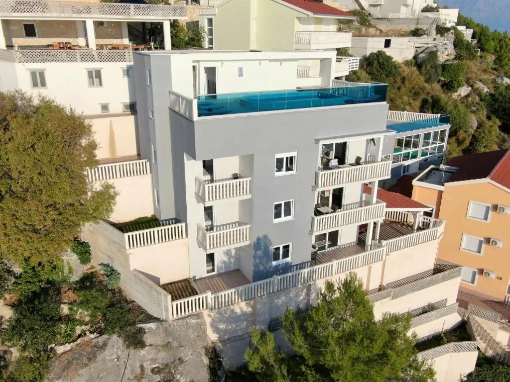 2-Bedroom Apartment with Pool in Čelina