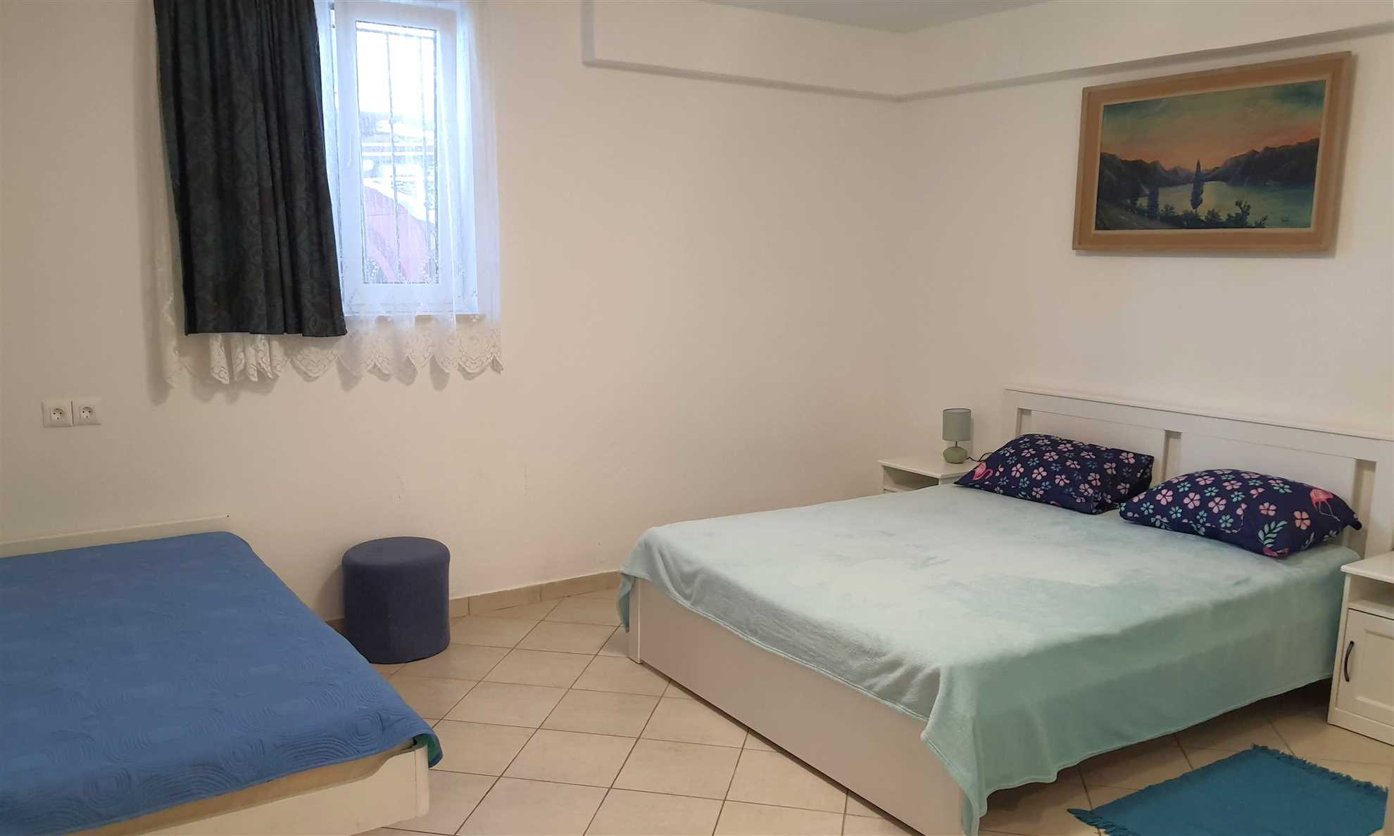 Apartment for 4 with free parking 100m from beach