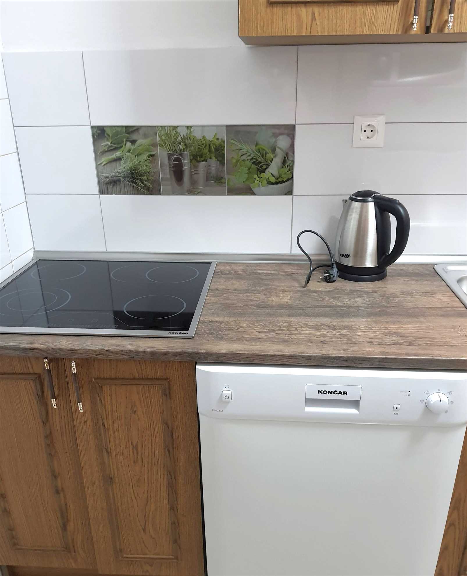 Apartment for 4 with free parking 100m from beach