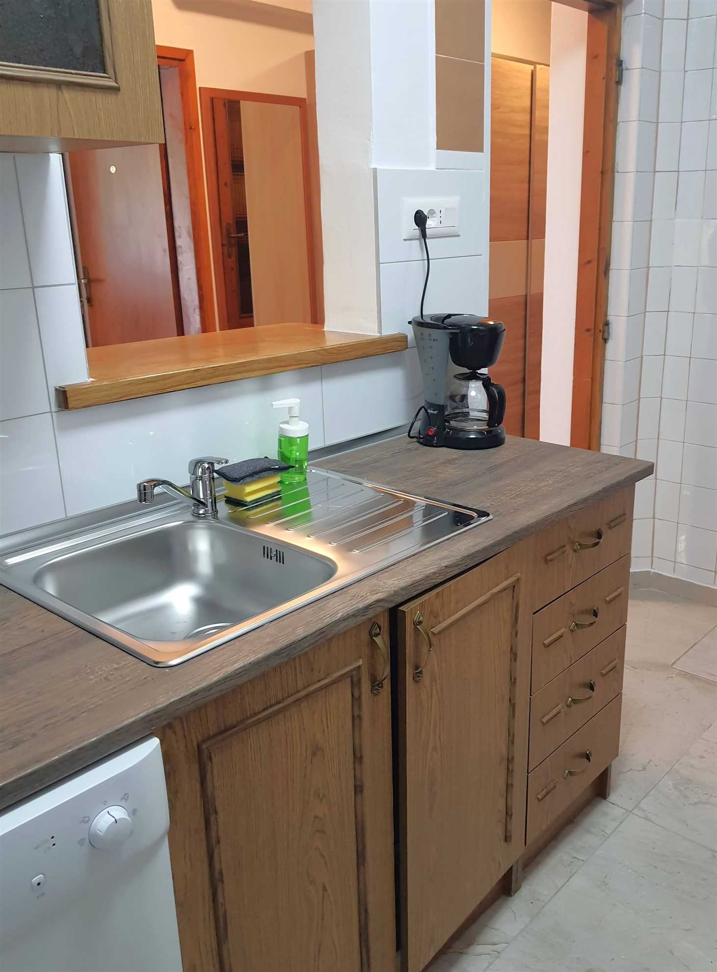 Apartment for 4 with free parking 100m from beach