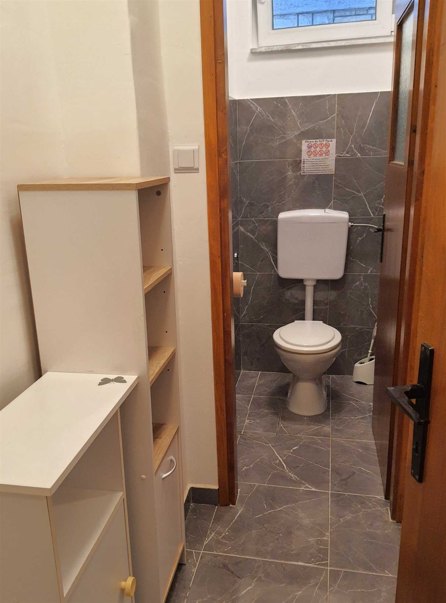 Apartment for 4 with free parking 100m from beach