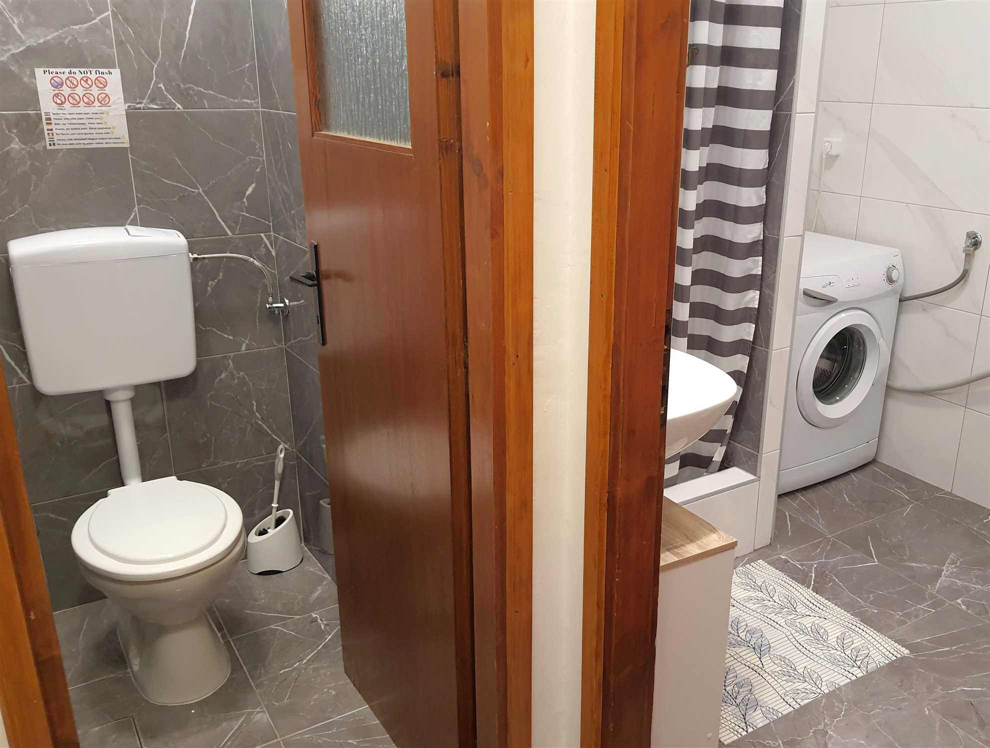 Apartment for 4 with free parking 100m from beach
