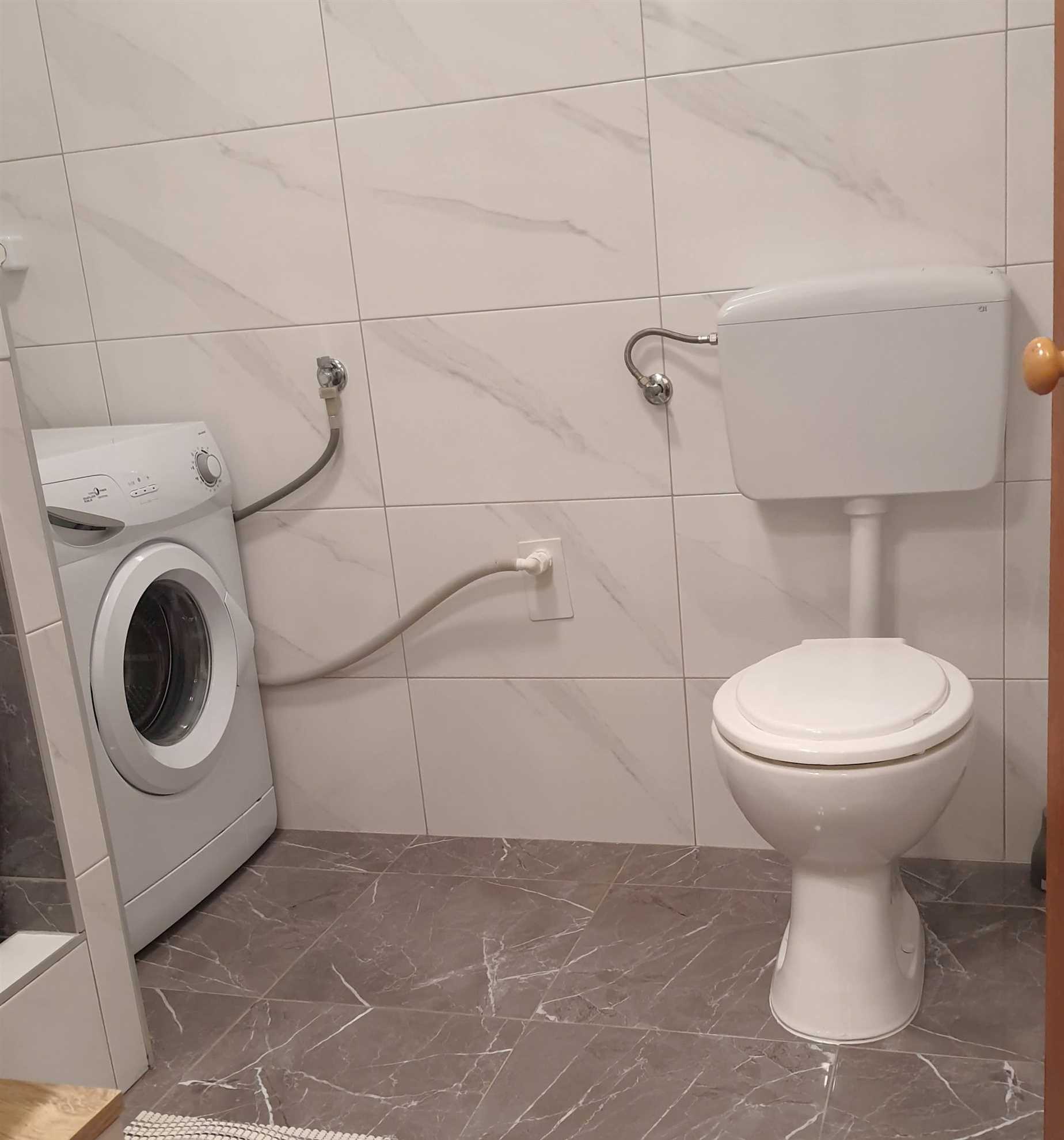 Apartment for 4 with free parking 100m from beach