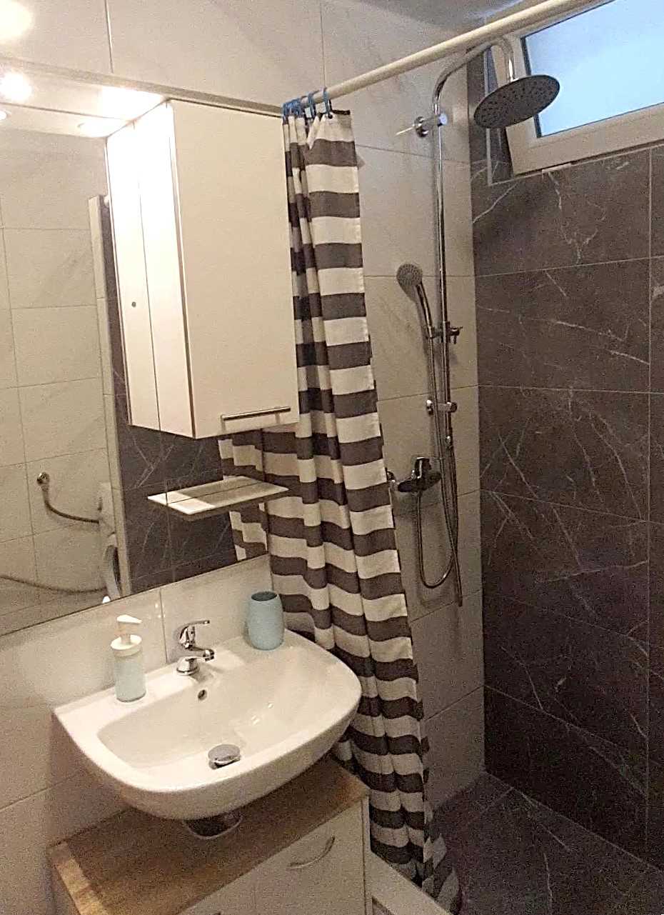 Apartment for 4 with free parking 100m from beach