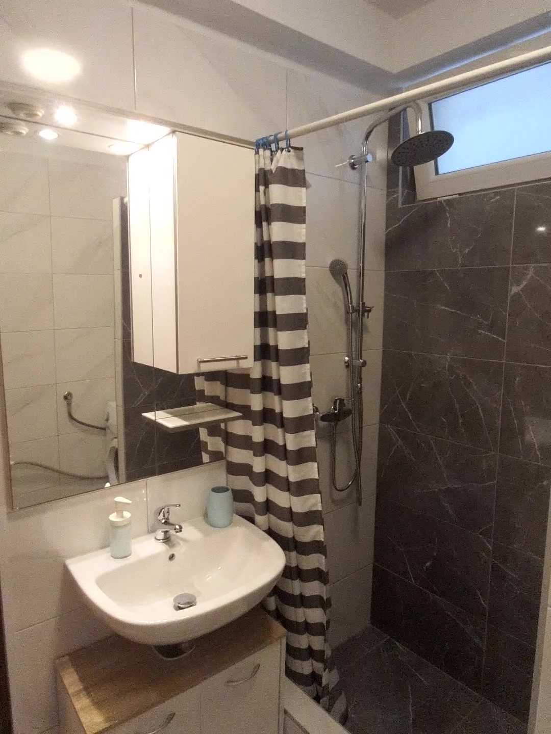 Apartment for 4 with free parking 100m from beach
