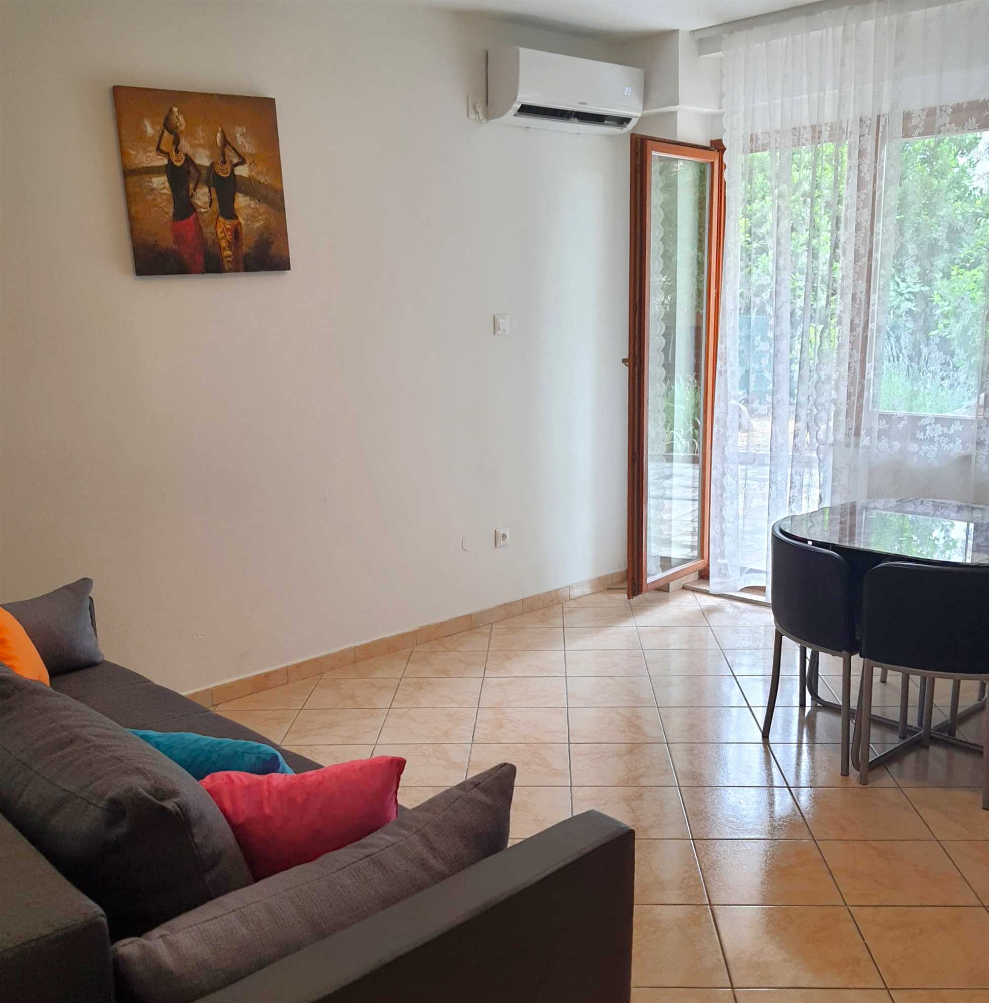 Apartment for 4 with free parking 100m from beach