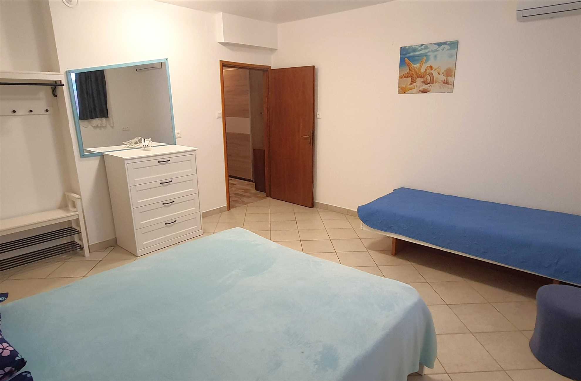 Apartment for 4 with free parking 100m from beach