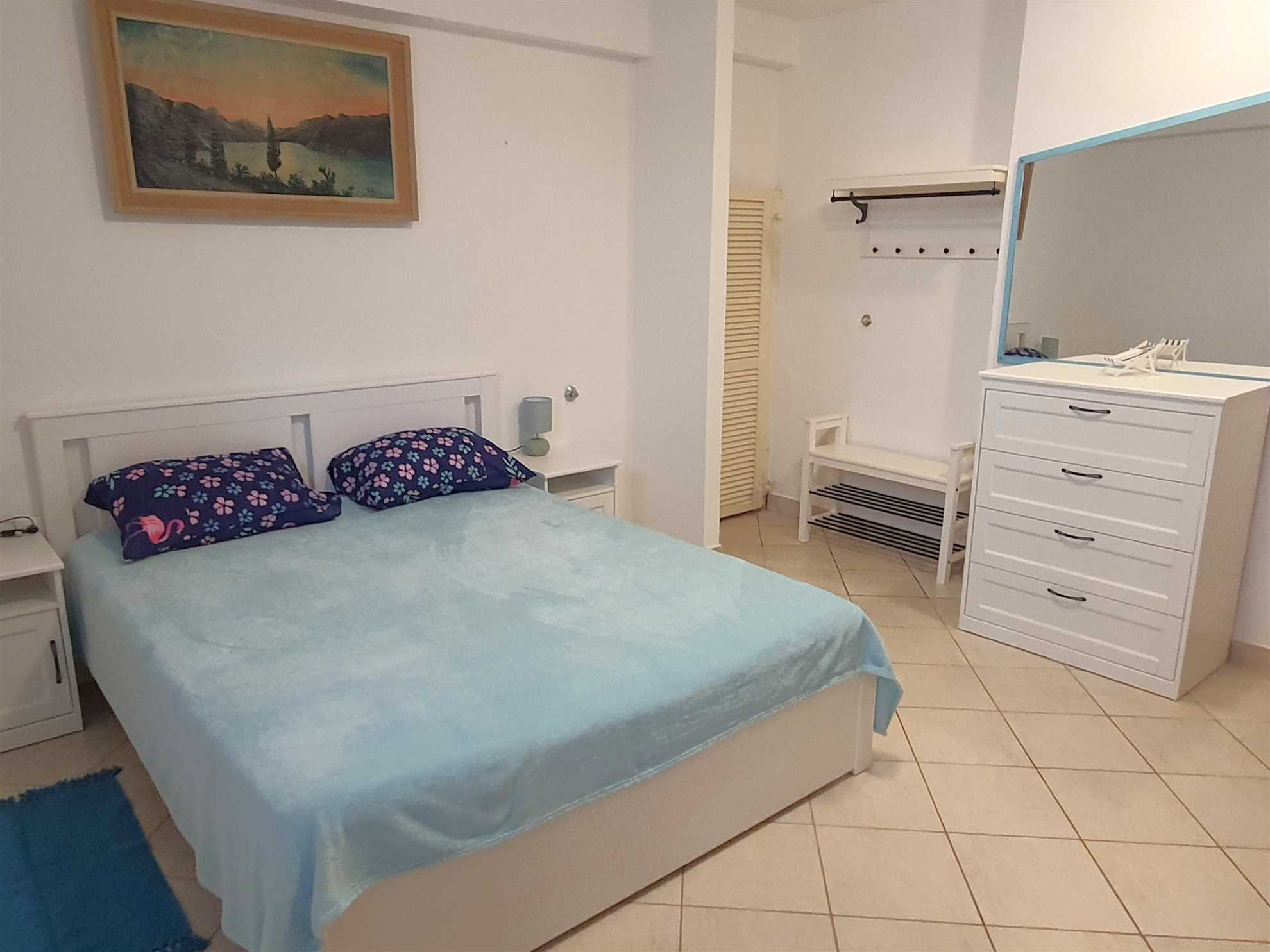 Apartment for 4 with free parking 100m from beach