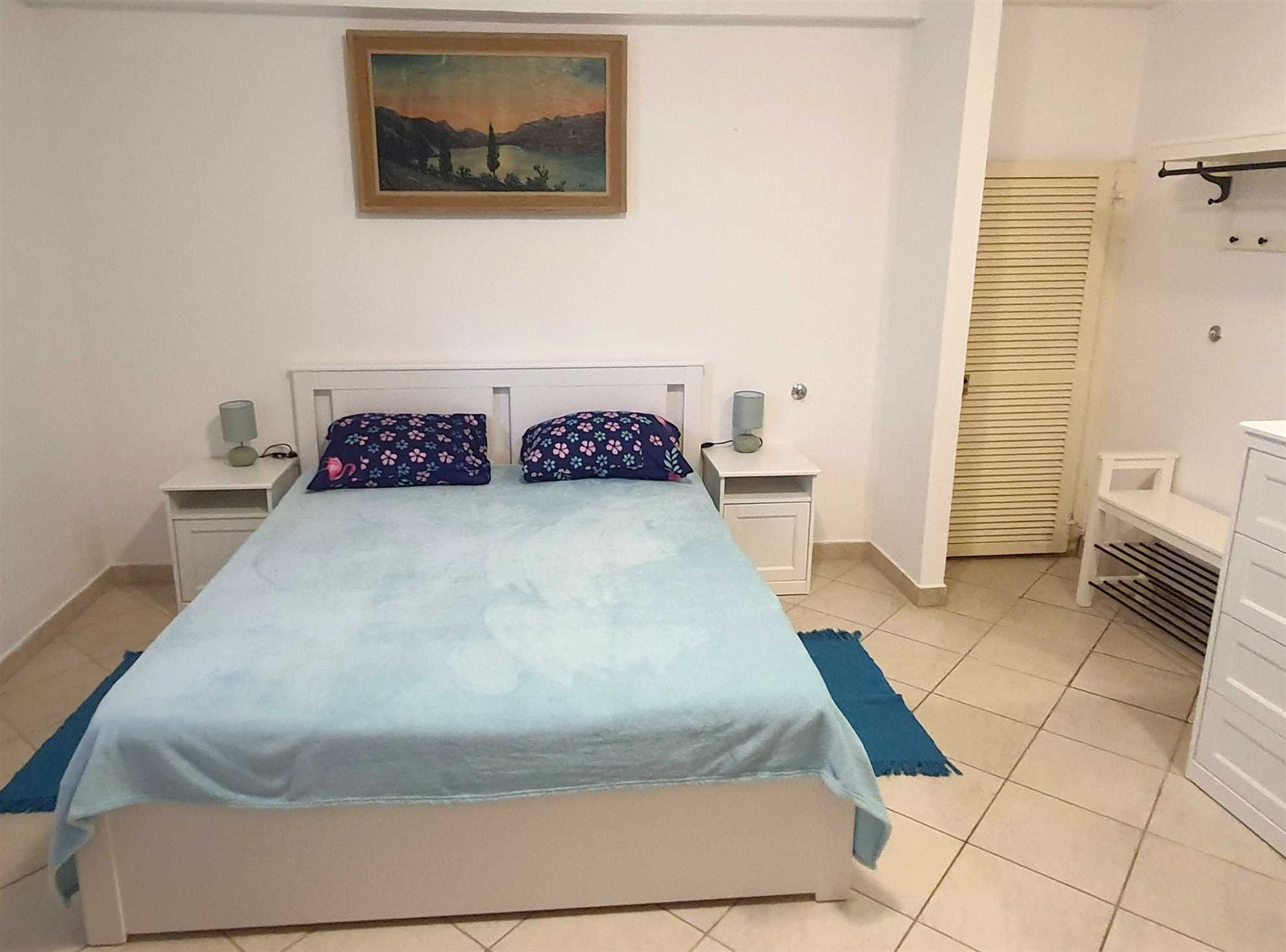 Apartment for 4 with free parking 100m from beach