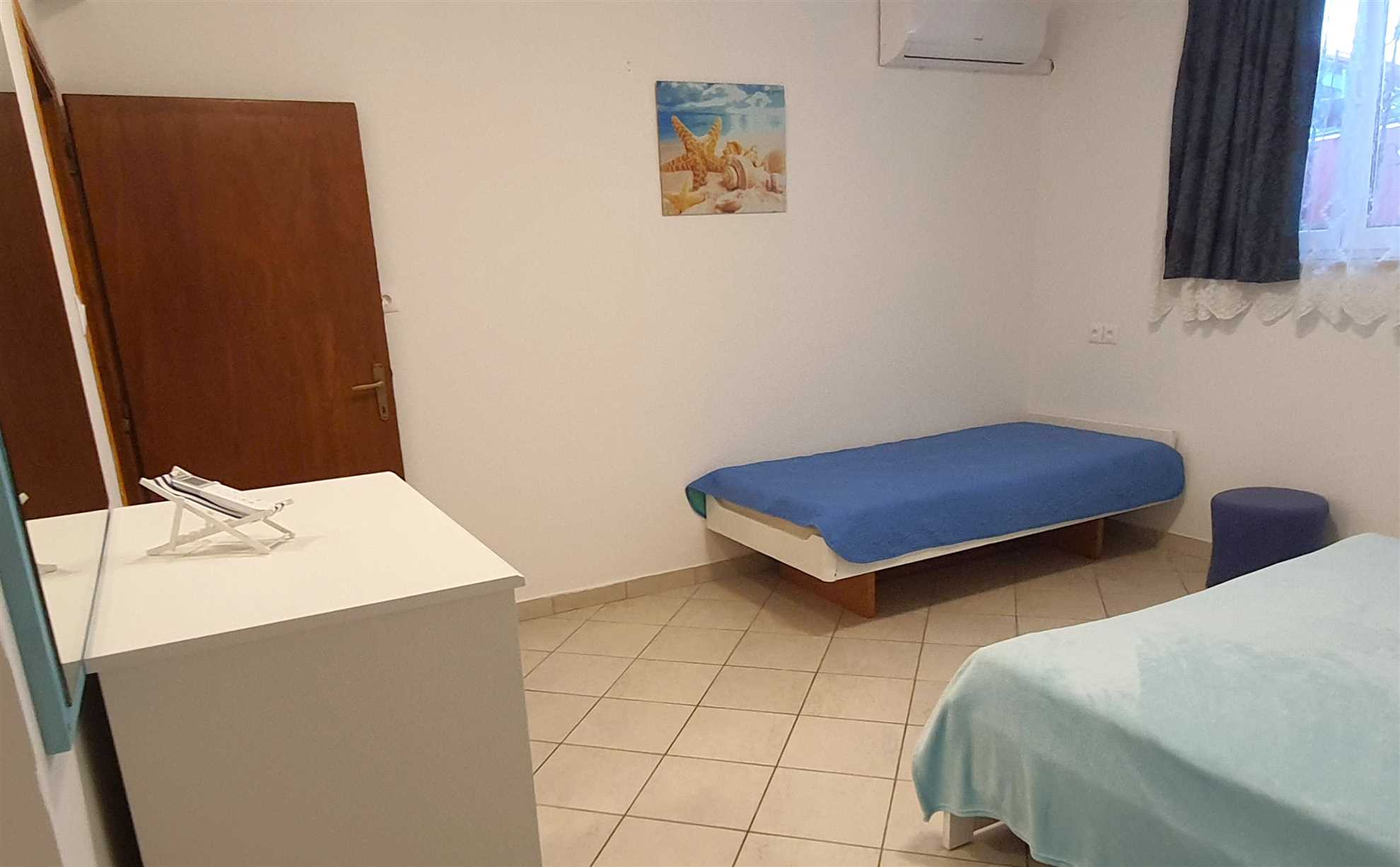 Apartment for 4 with free parking 100m from beach