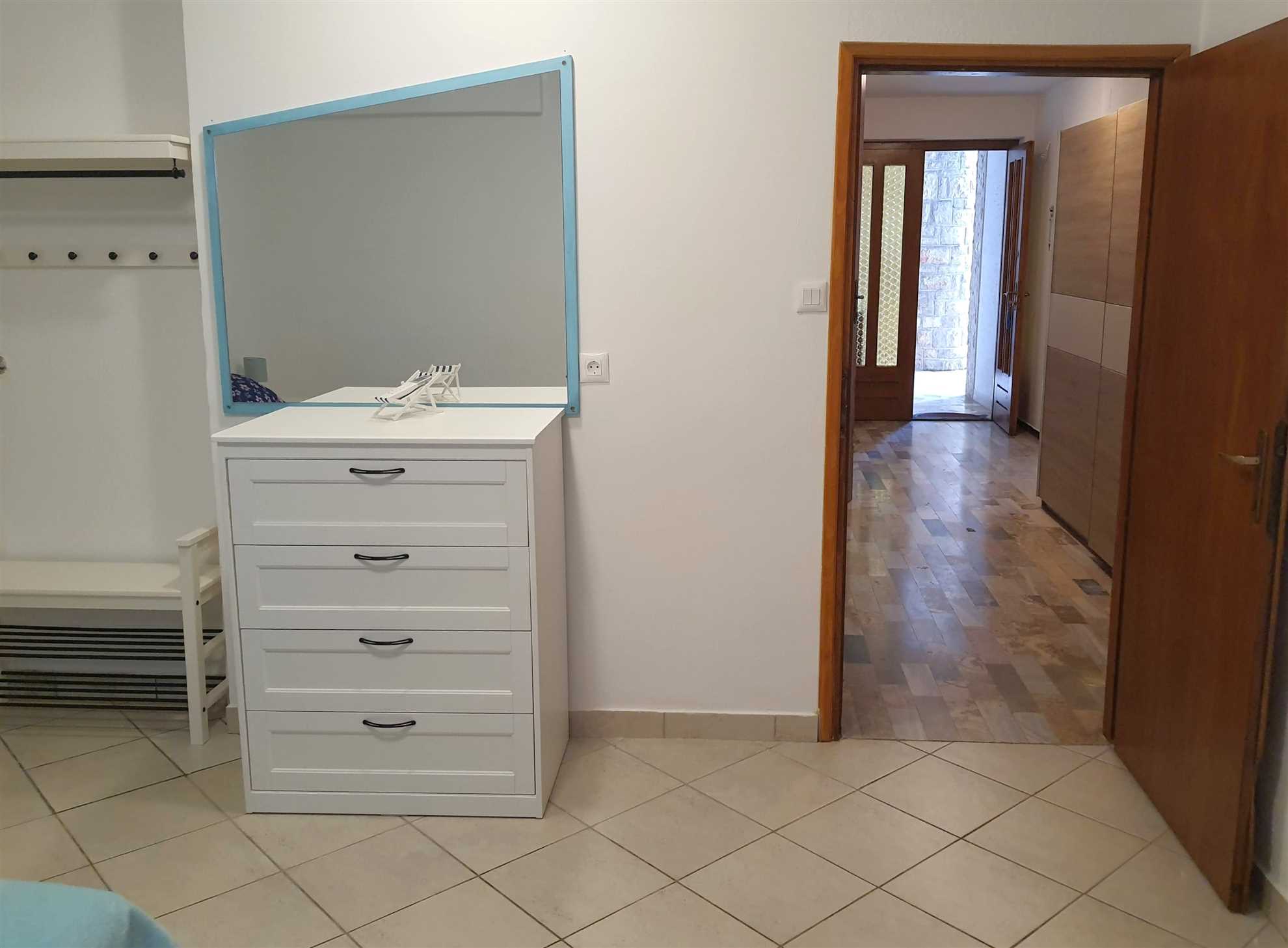 Apartment for 4 with free parking 100m from beach