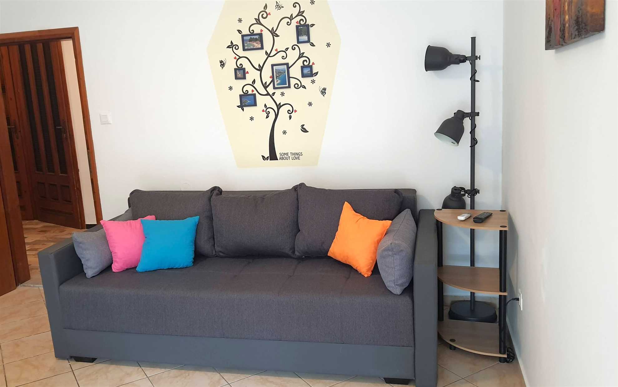 Apartment for 4 with free parking 100m from beach