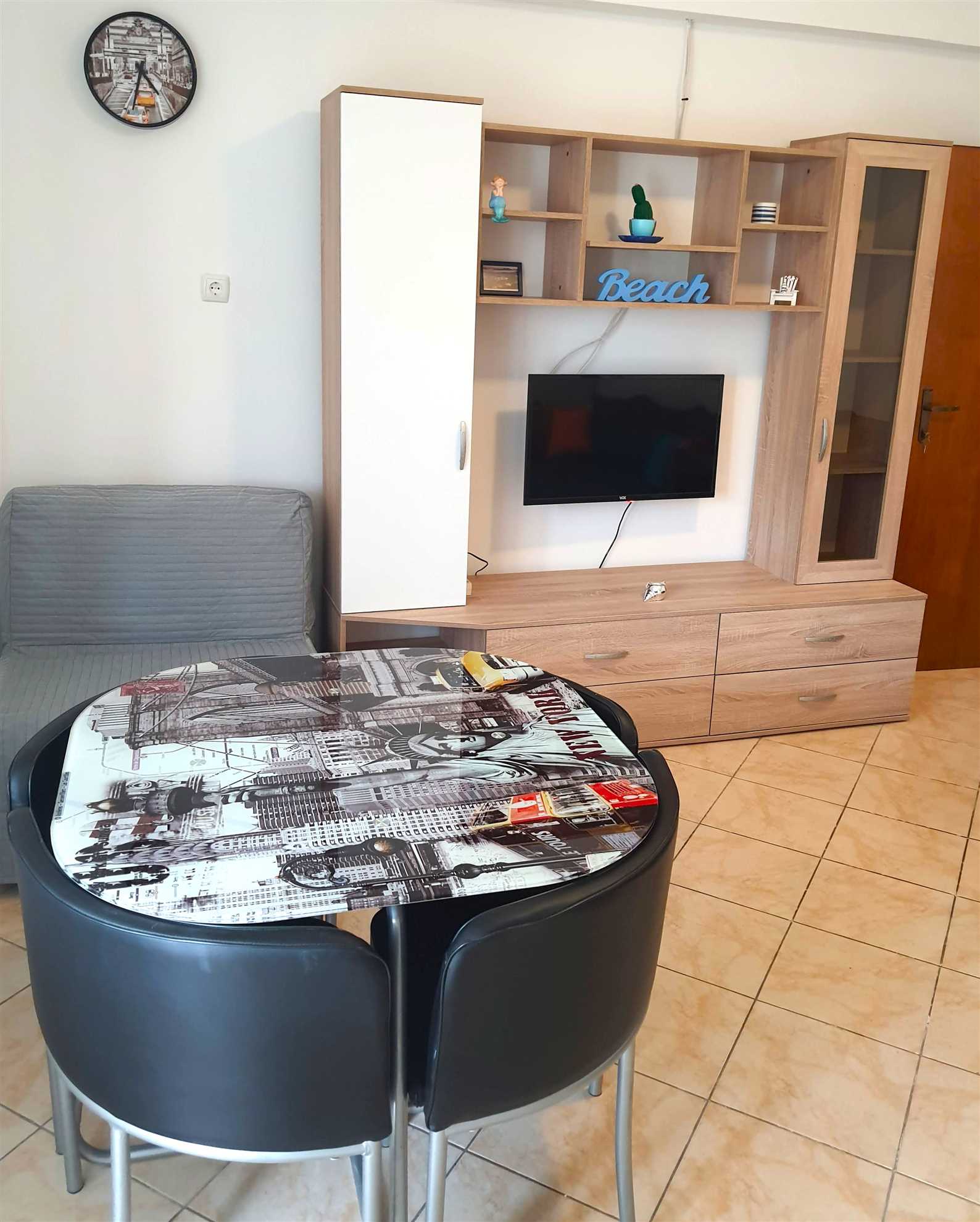 Apartment for 4 with free parking 100m from beach
