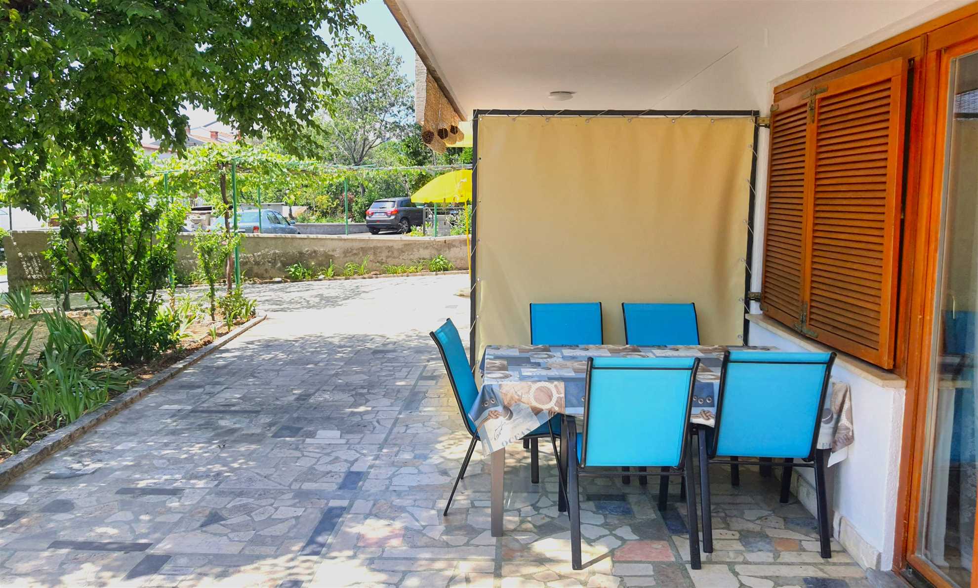 Apartment for 4 with free parking 100m from beach