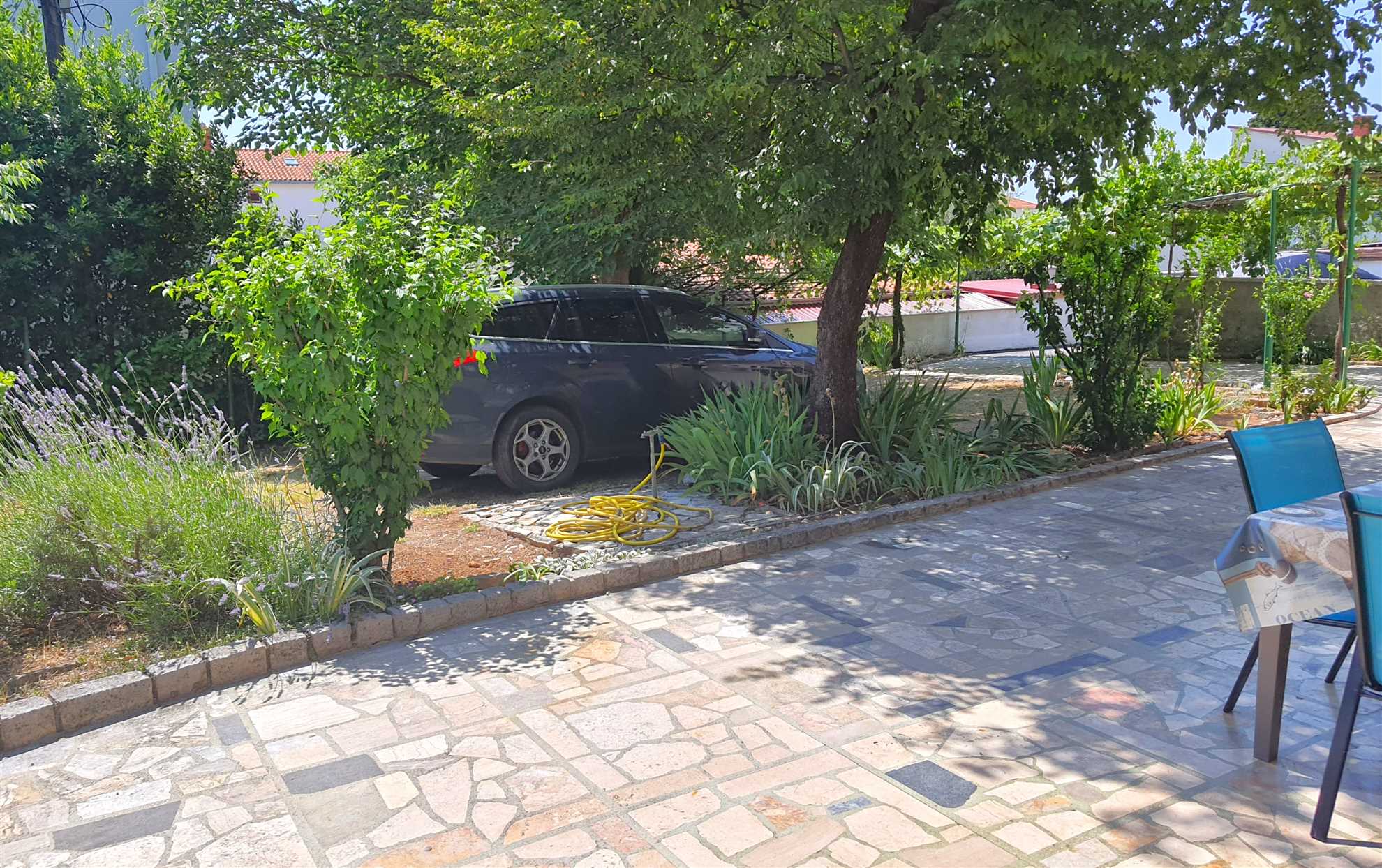 Apartment for 4 with free parking 100m from beach