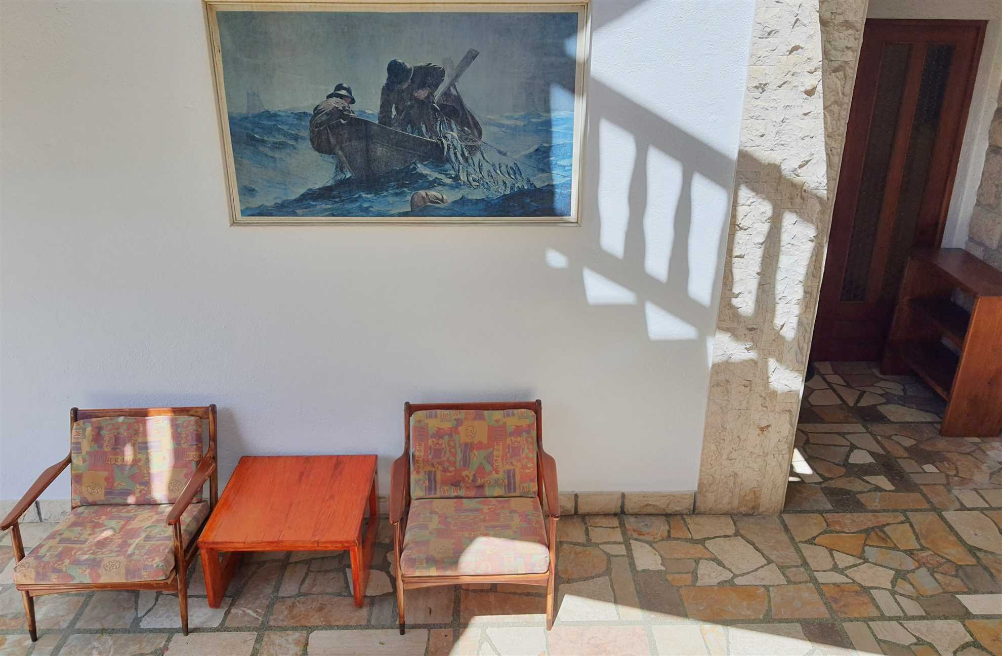 Apartment for 4 with free parking 100m from beach