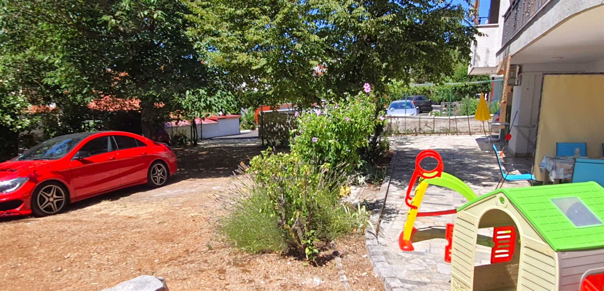 Apartment for 4 with free parking 100m from beach