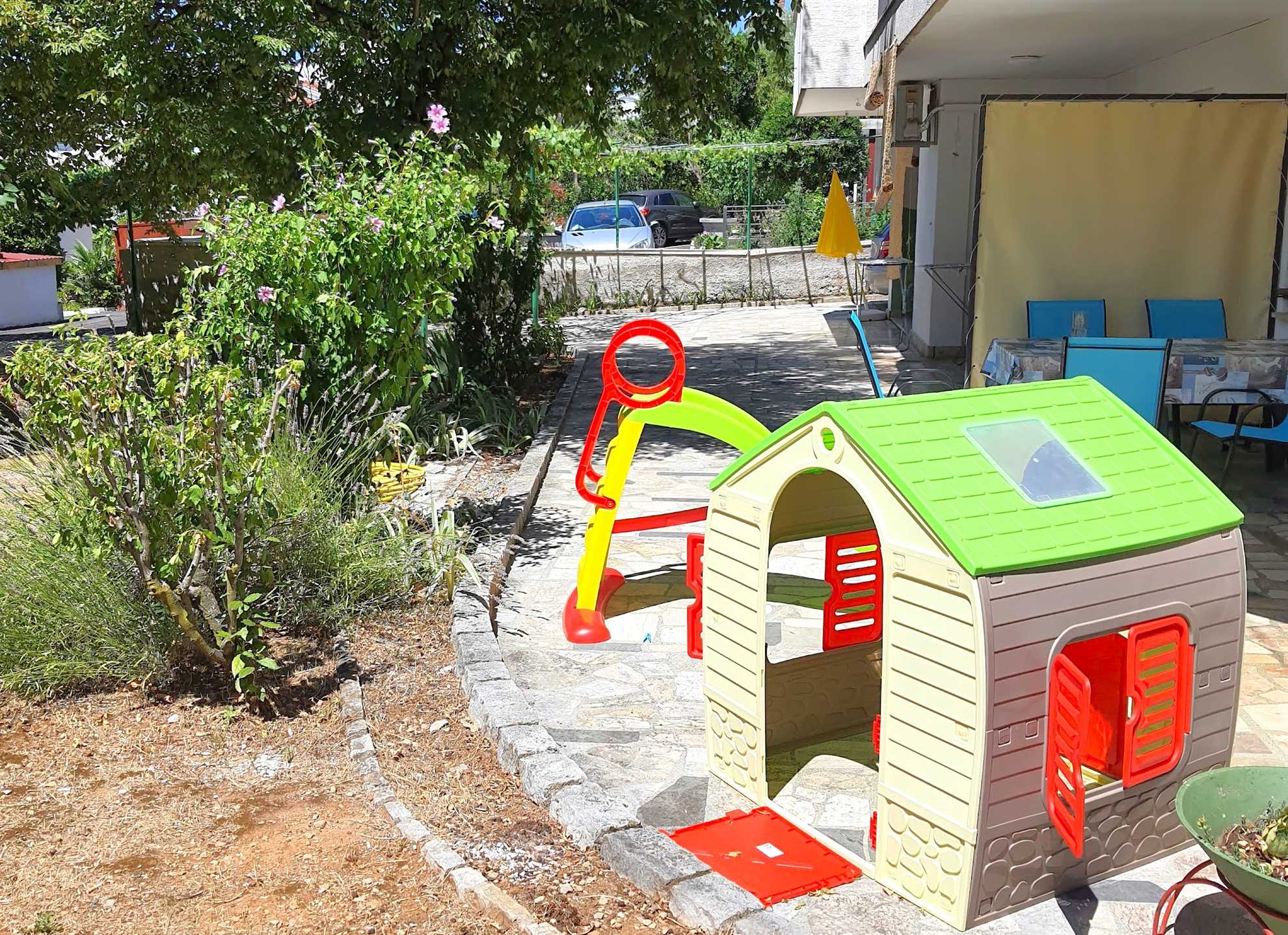 Apartment for 4 with free parking 100m from beach