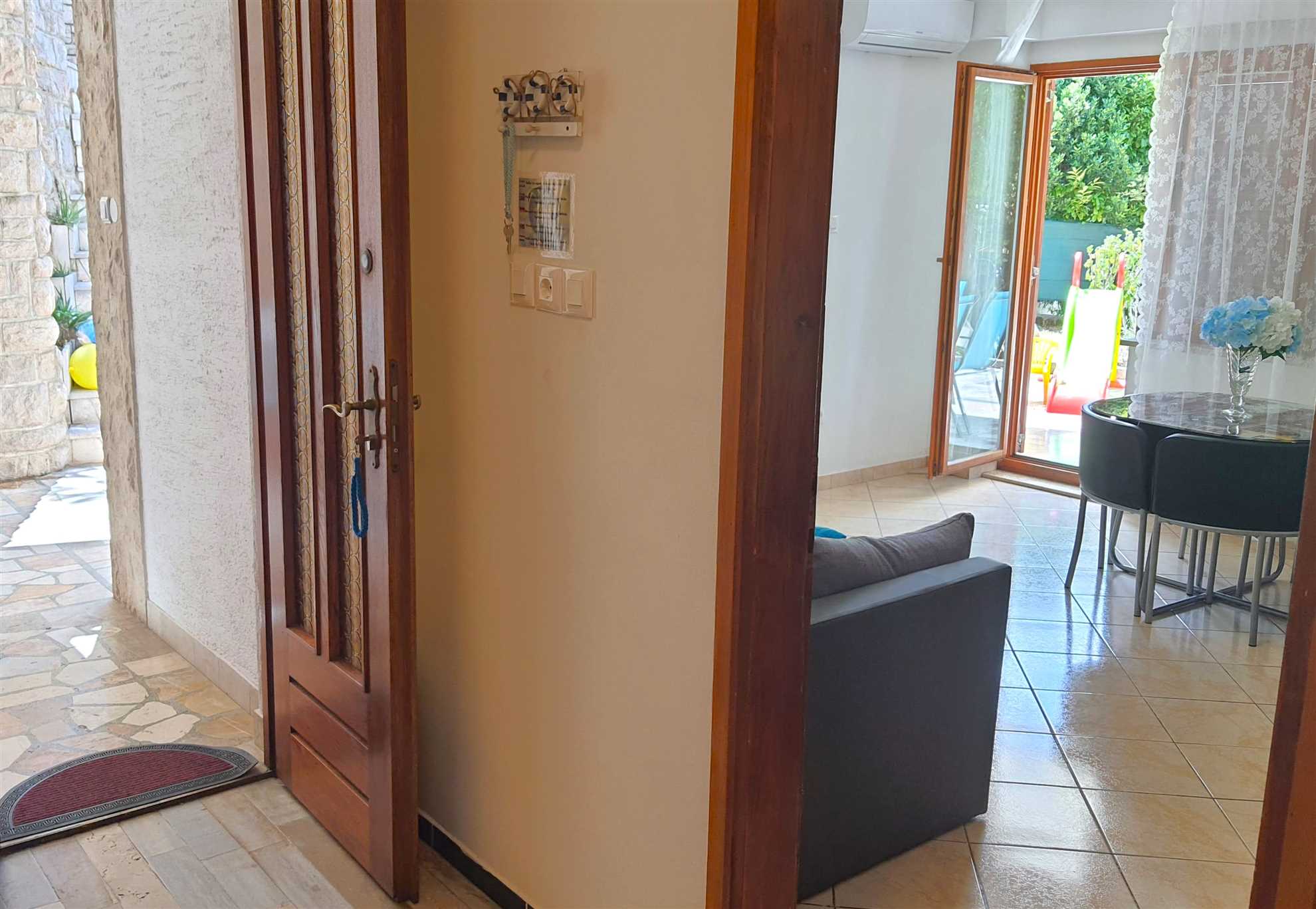 Apartment for 4 with free parking 100m from beach