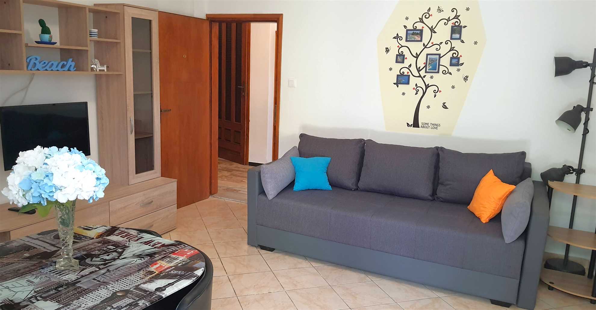 Apartment for 4 with free parking 100m from beach