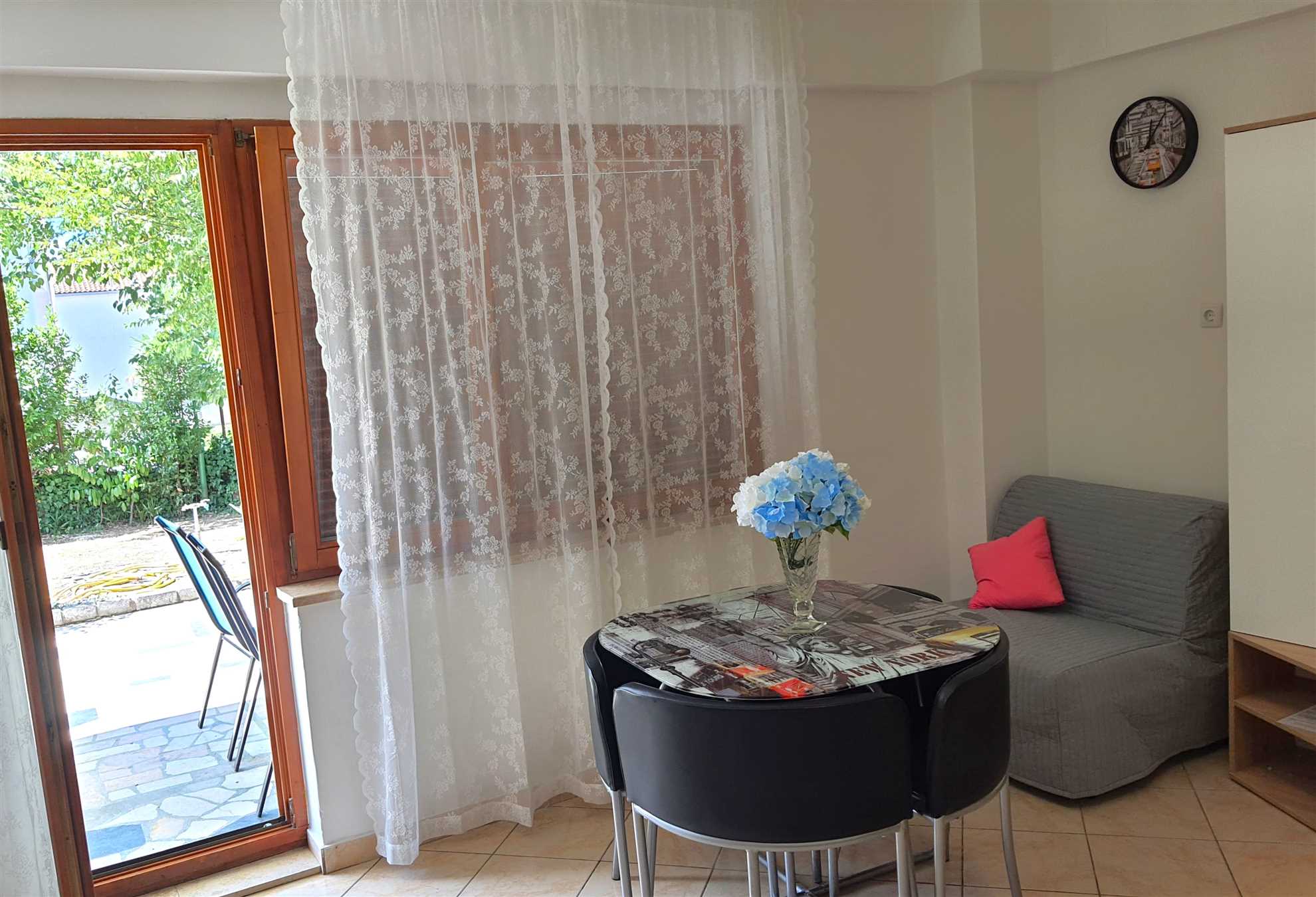 Apartment for 4 with free parking 100m from beach