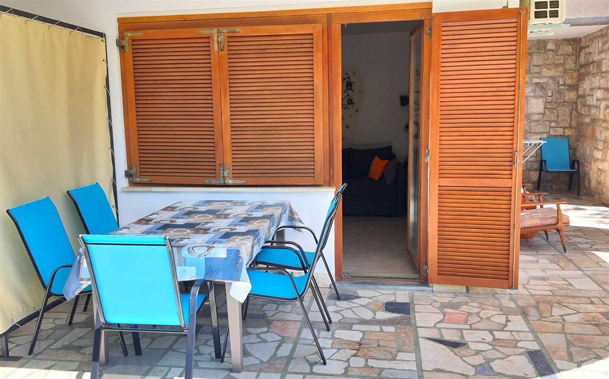 Apartment for 4 with free parking 100m from beach