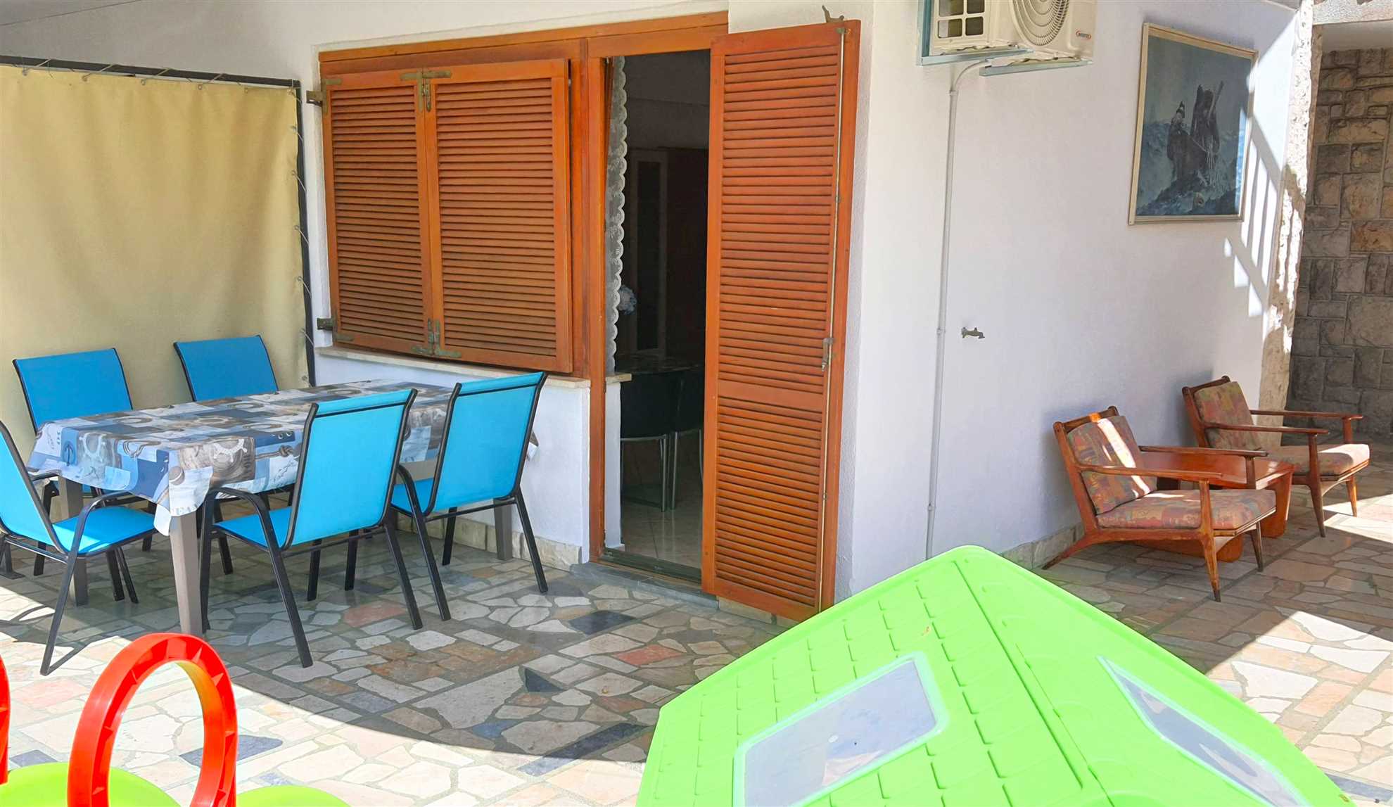 Apartment for 4 with free parking 100m from beach
