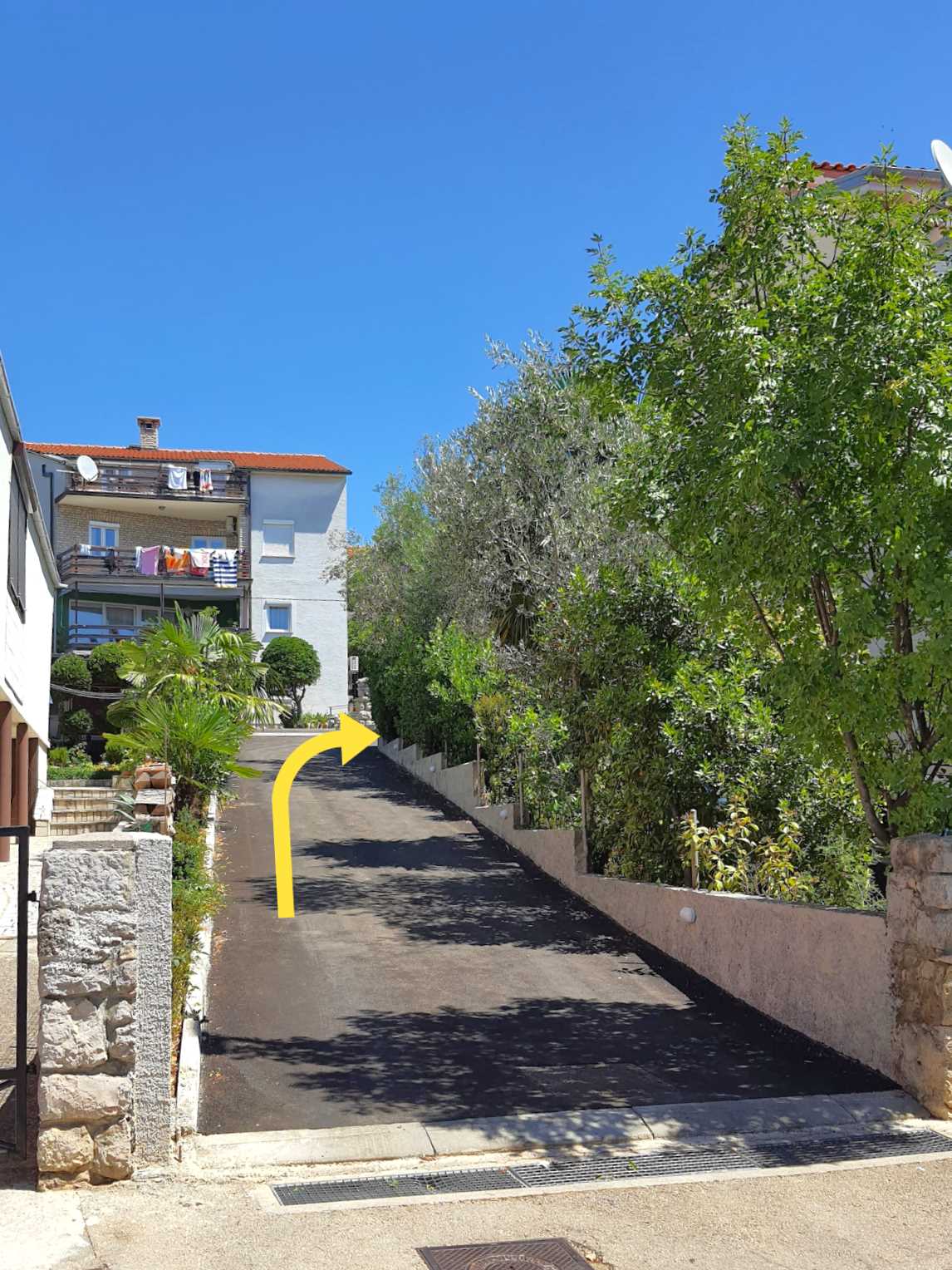 Apartment for 4 with free parking 100m from beach