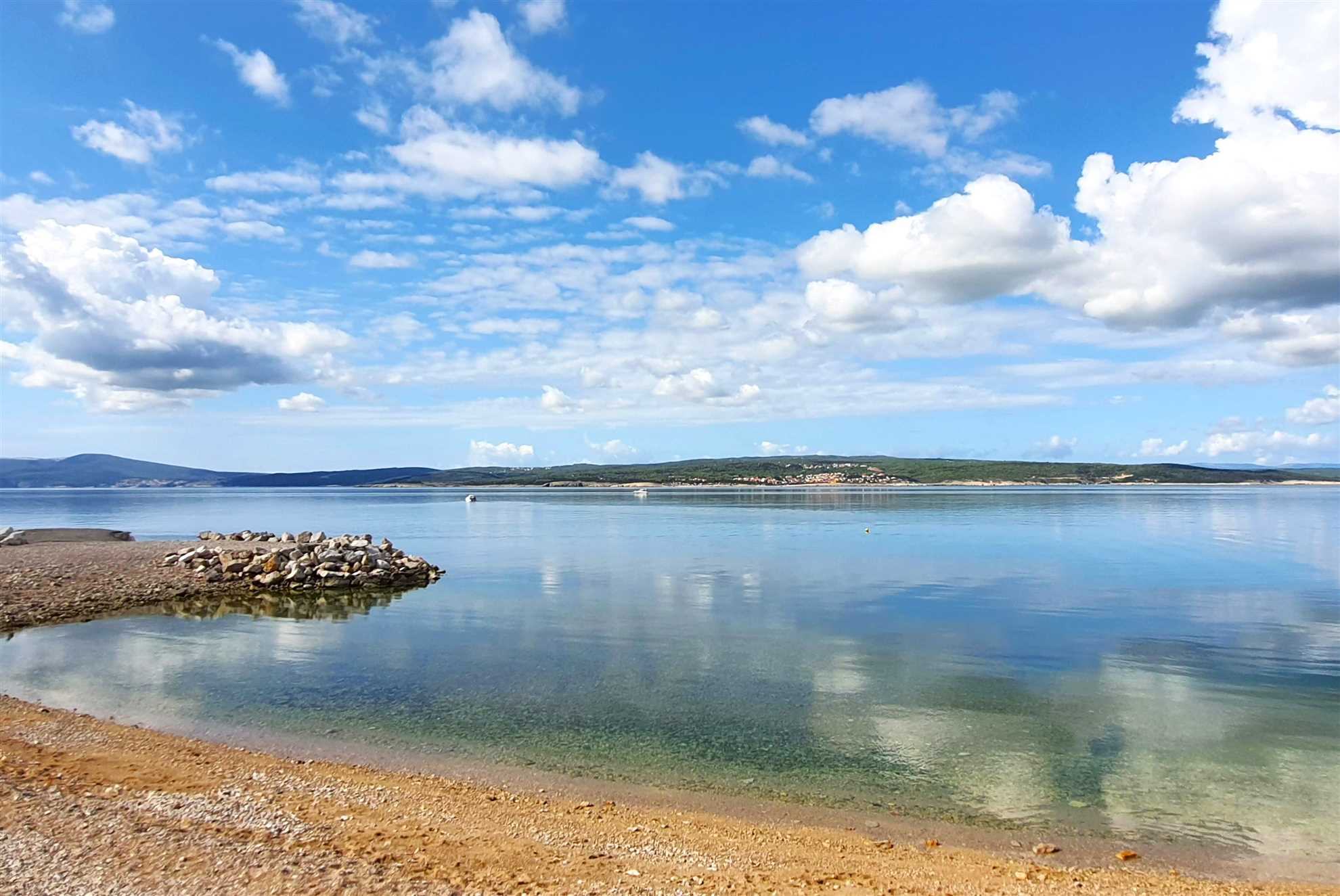 Apartment for 4 with free parking 100m from beach
