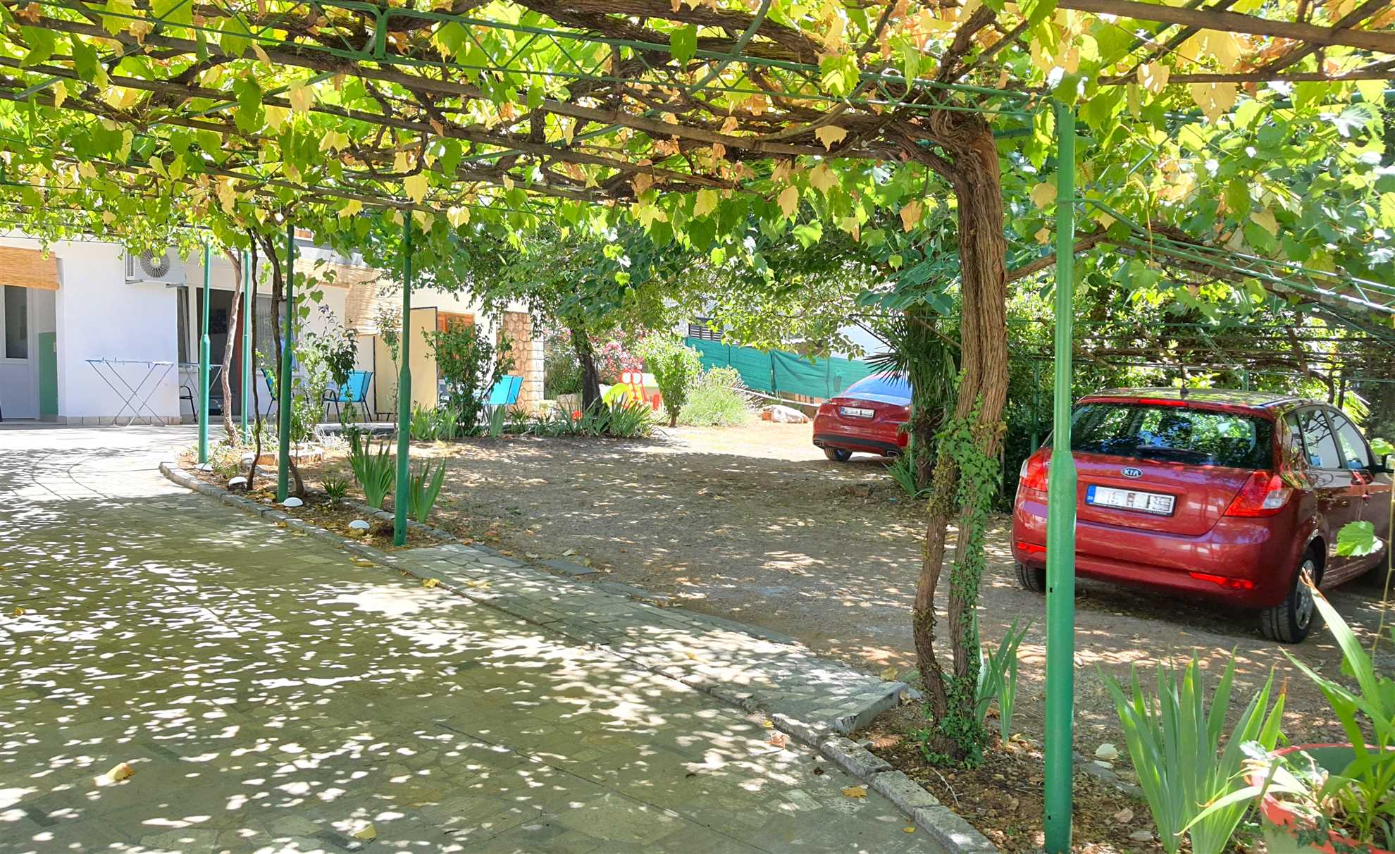 Apartment for 4 with free parking 100m from beach