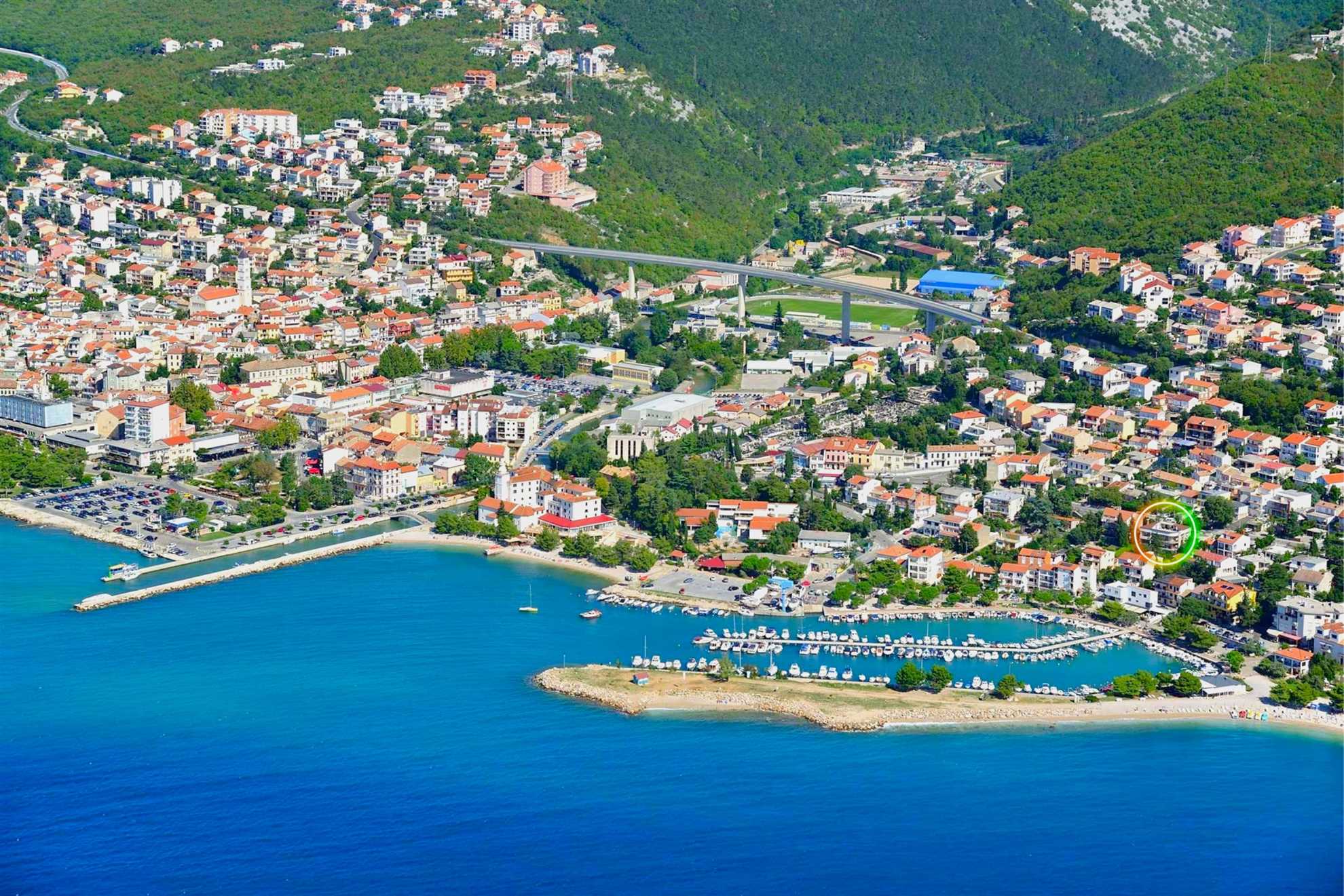 Apartment for 4 with free parking 100m from beach