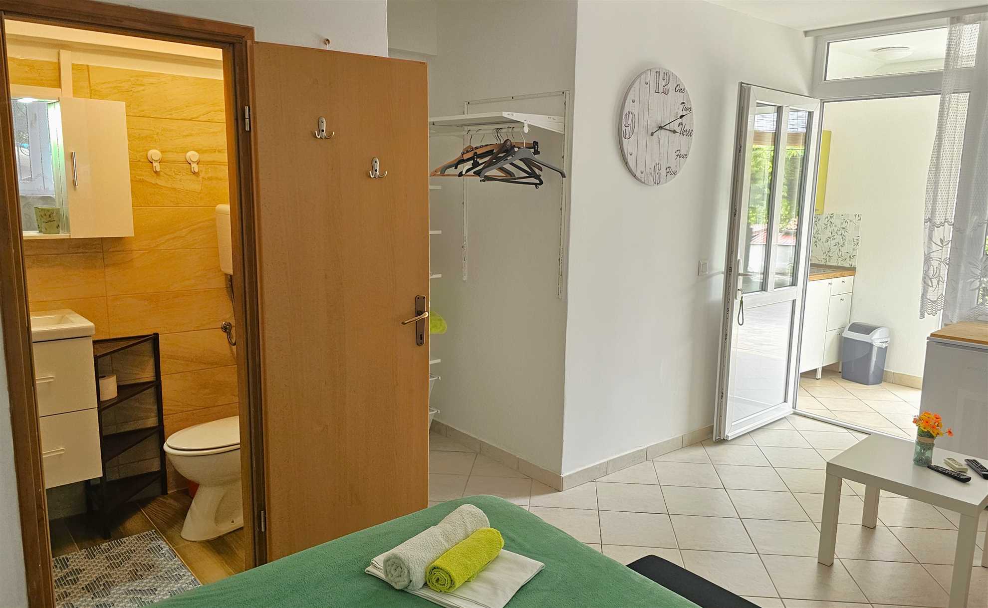 Bedroom+kitchenette, free parking,100m from beach