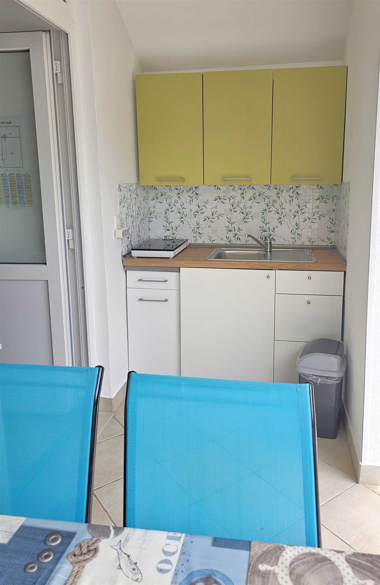 Bedroom+kitchenette, free parking,100m from beach