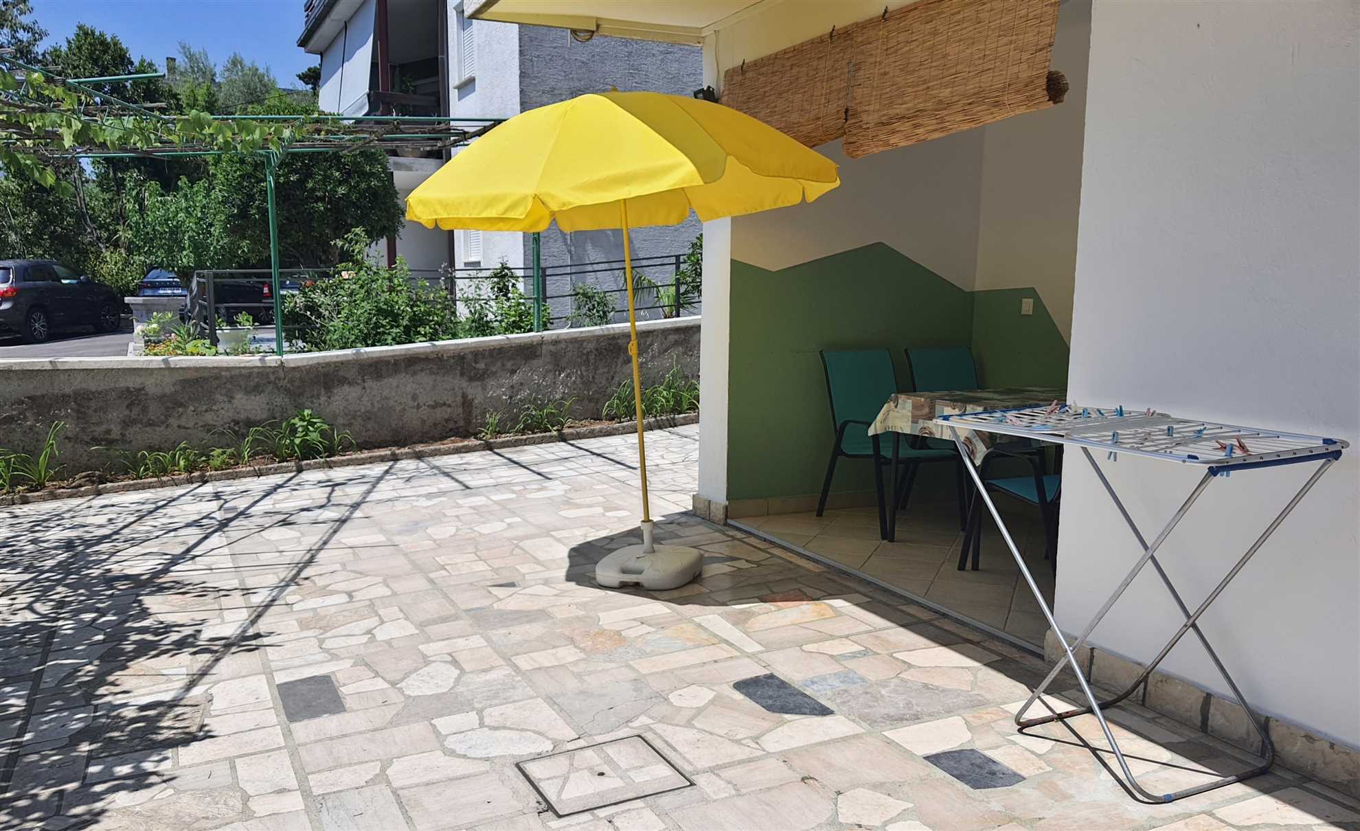 Bedroom+kitchenette, free parking,100m from beach
