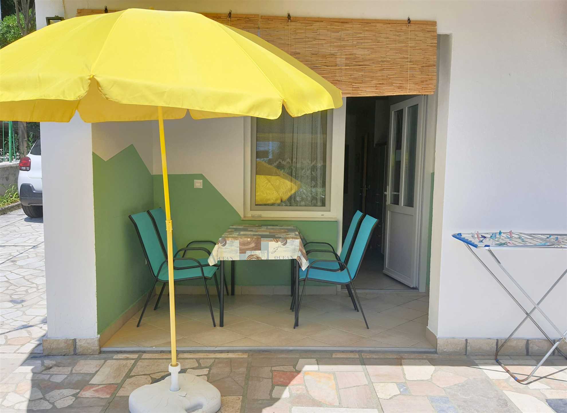 Bedroom+kitchenette, free parking,100m from beach