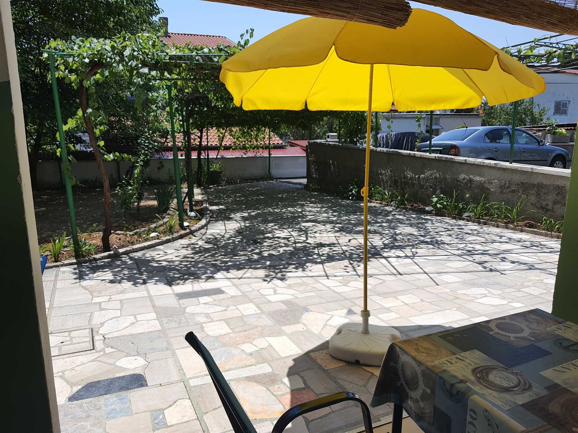 Bedroom+kitchenette, free parking,100m from beach