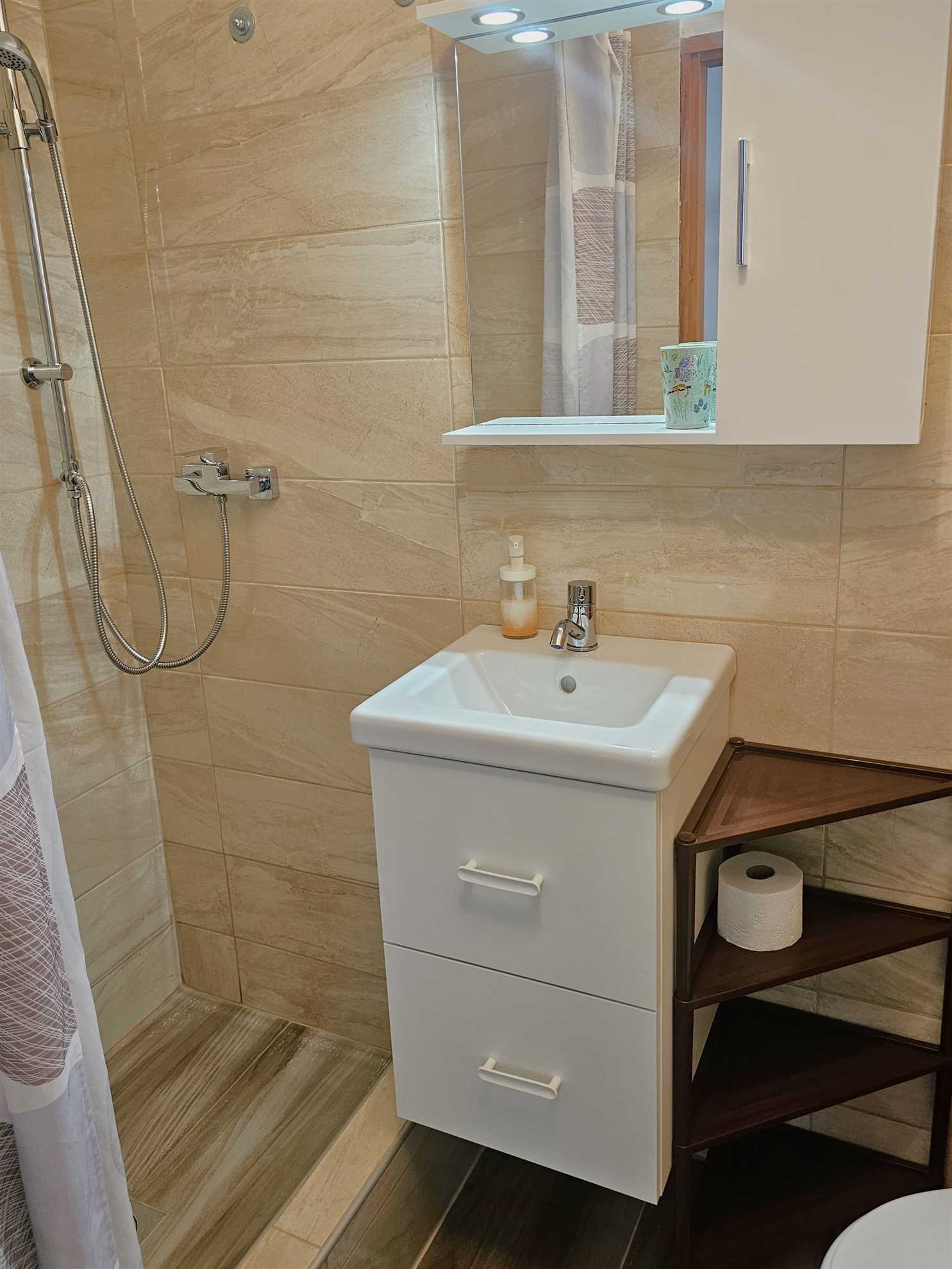 Bedroom+kitchenette, free parking,100m from beach