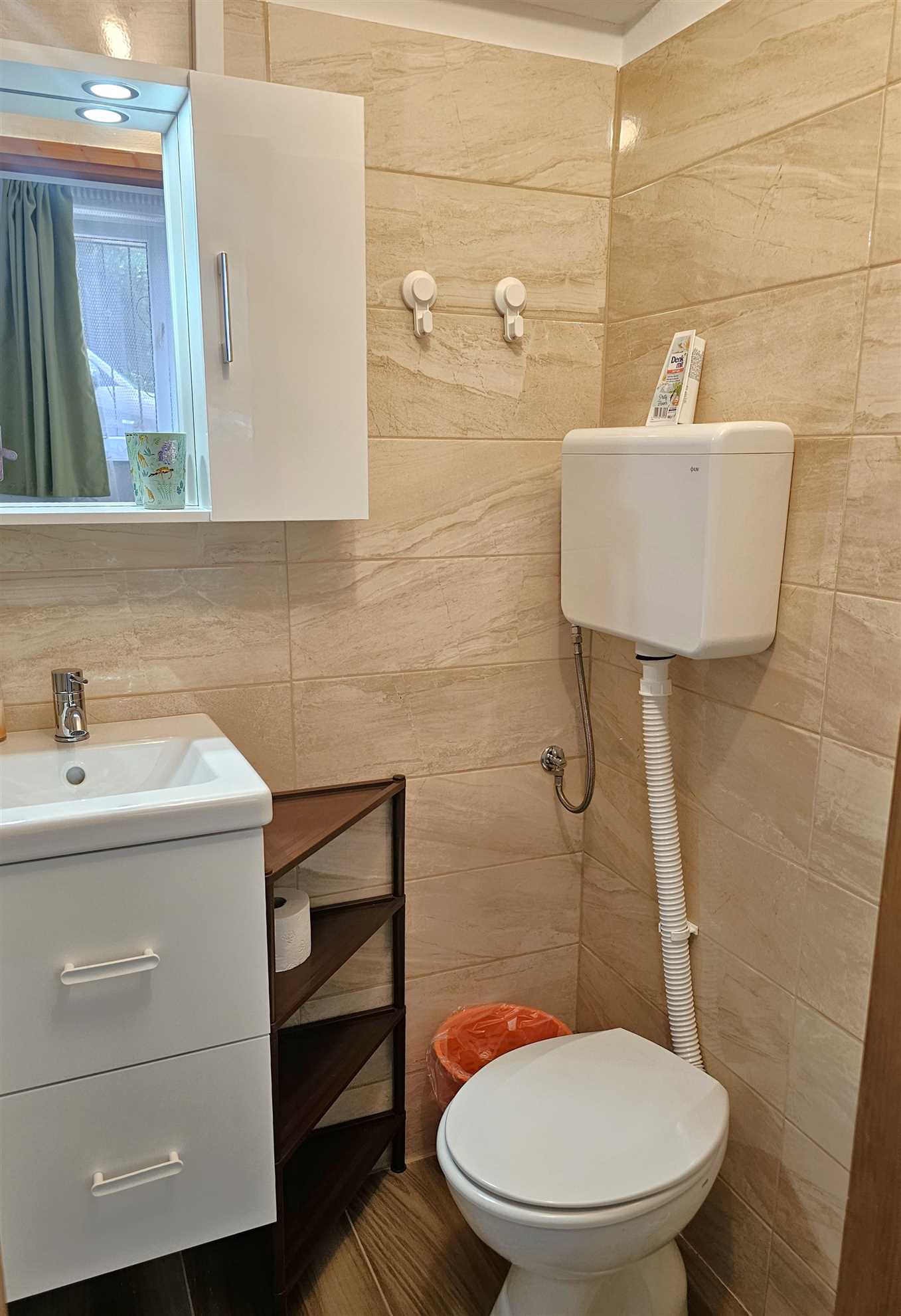 Bedroom+kitchenette, free parking,100m from beach