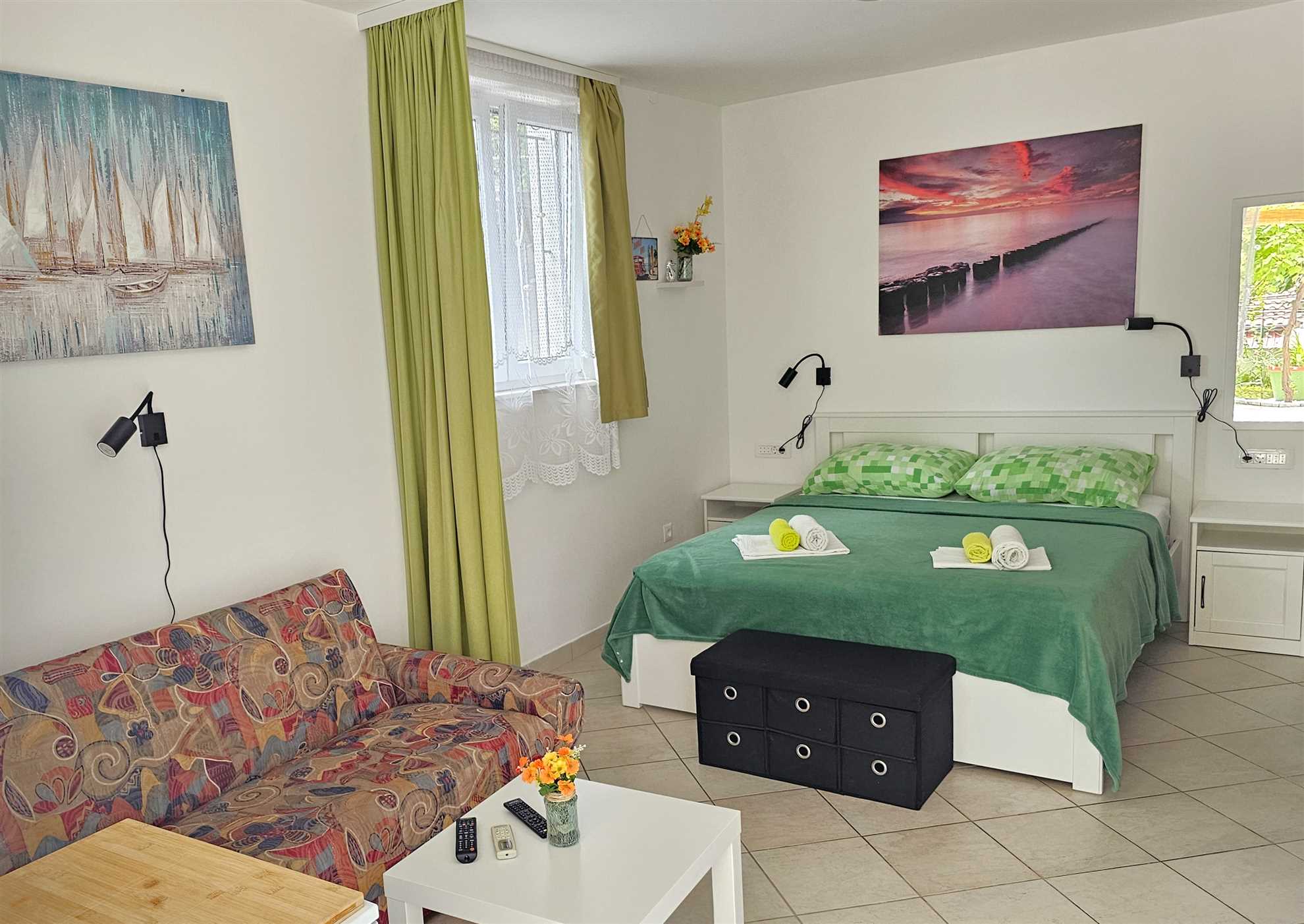 Bedroom+kitchenette, free parking,100m from beach