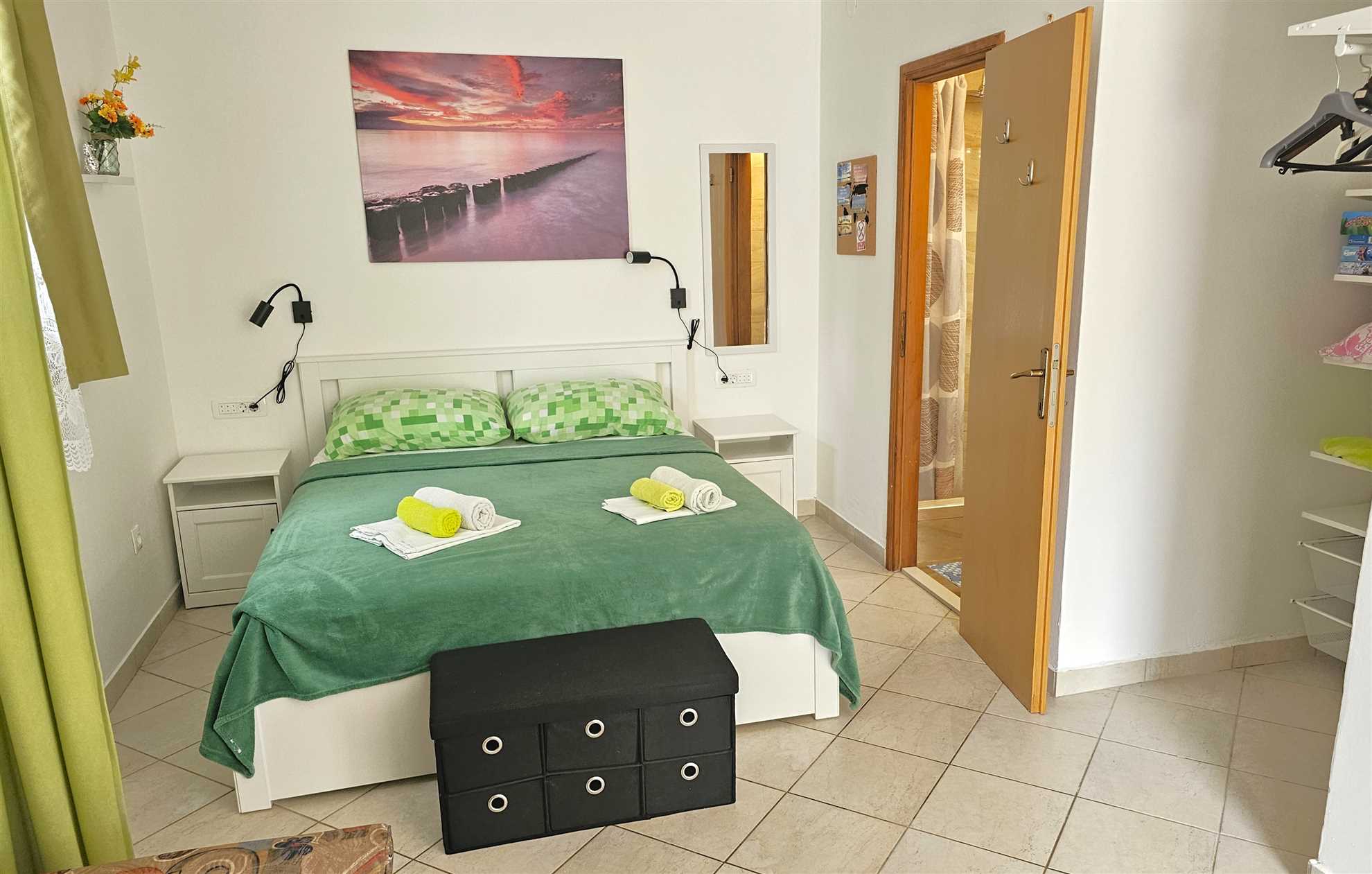 Bedroom+kitchenette, free parking,100m from beach