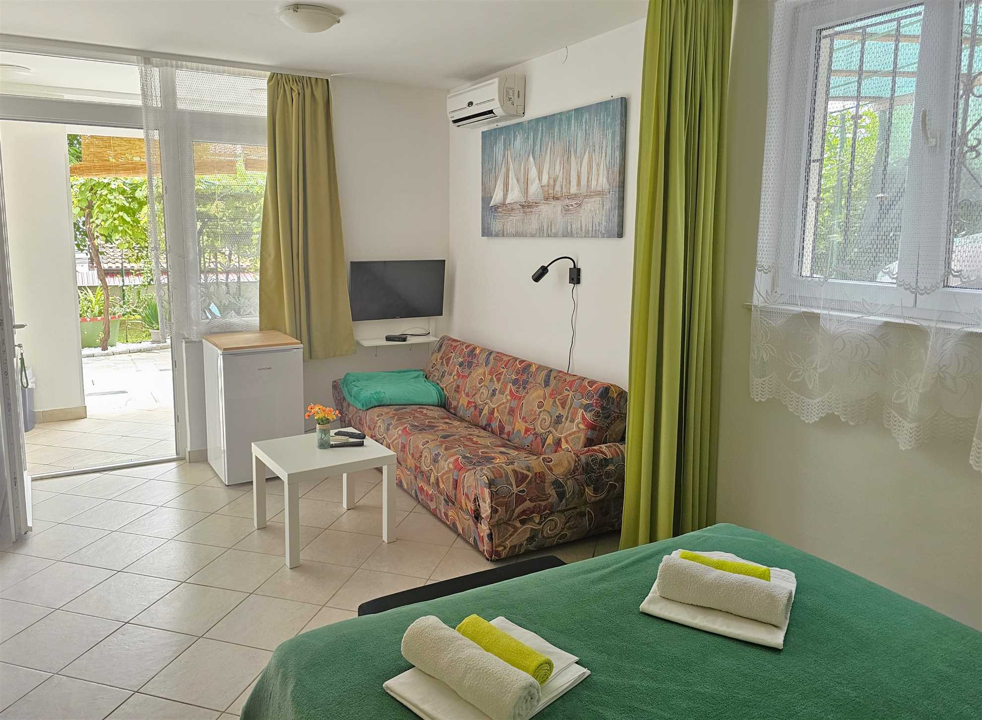 Bedroom+kitchenette, free parking,100m from beach