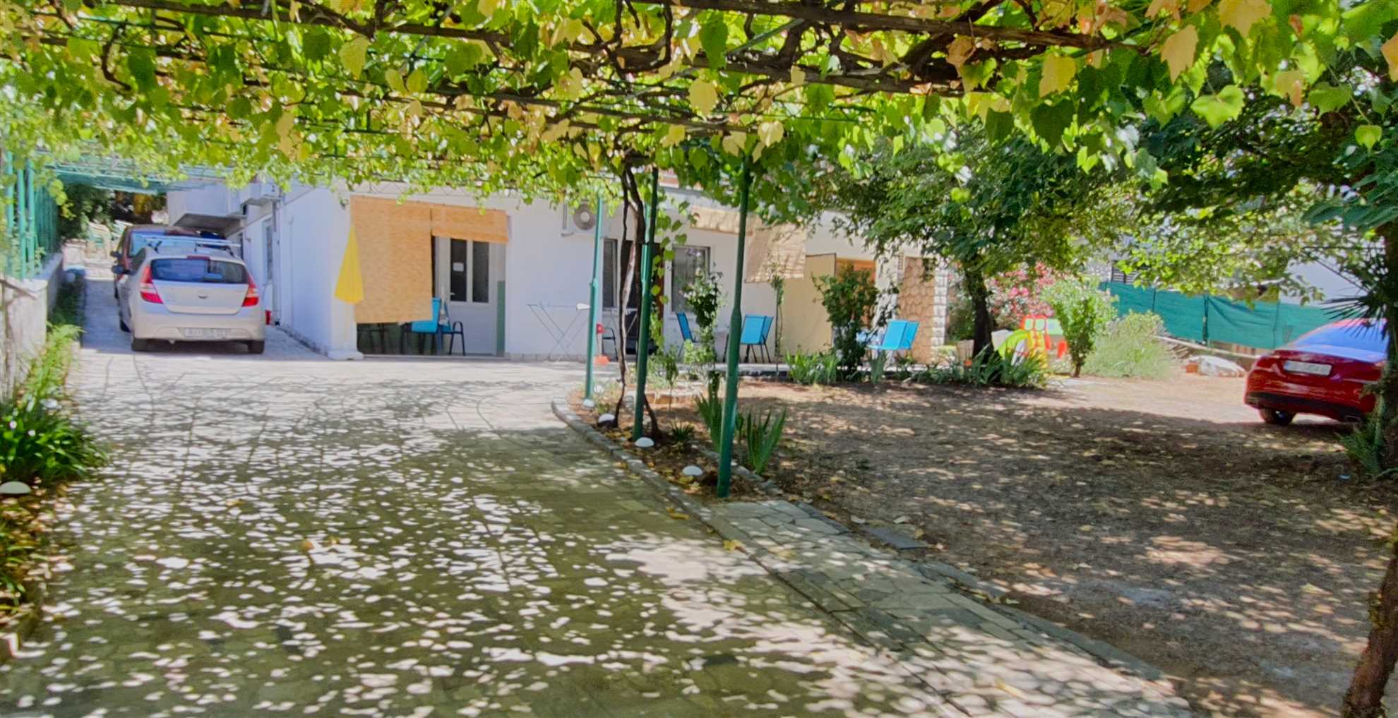 Bedroom+kitchenette, free parking,100m from beach