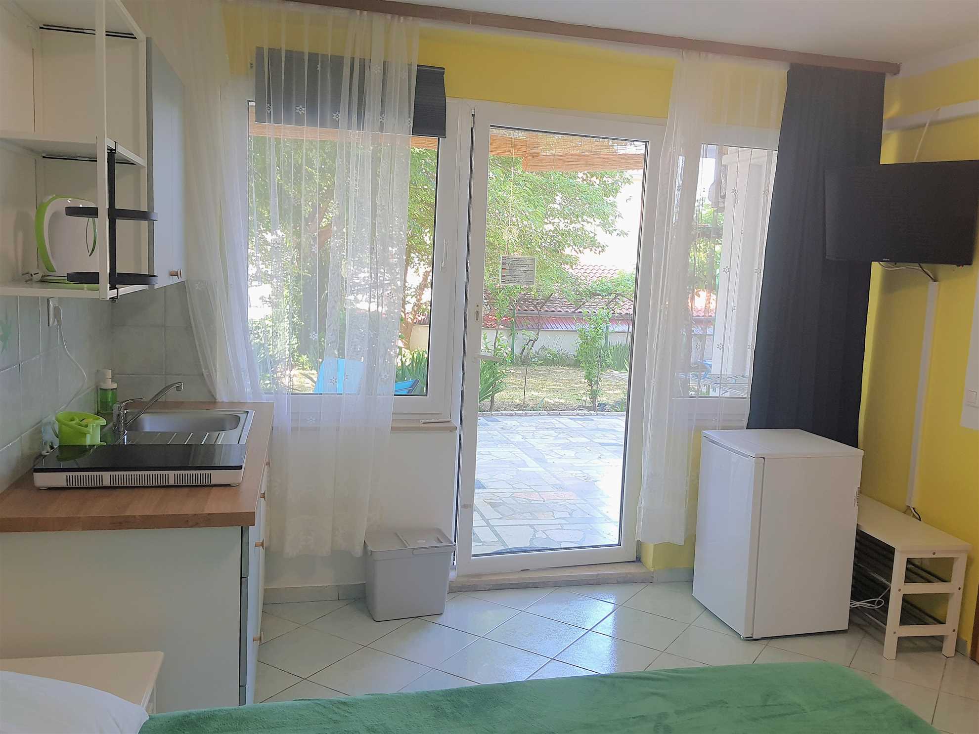 Studio 100m to beach + parking